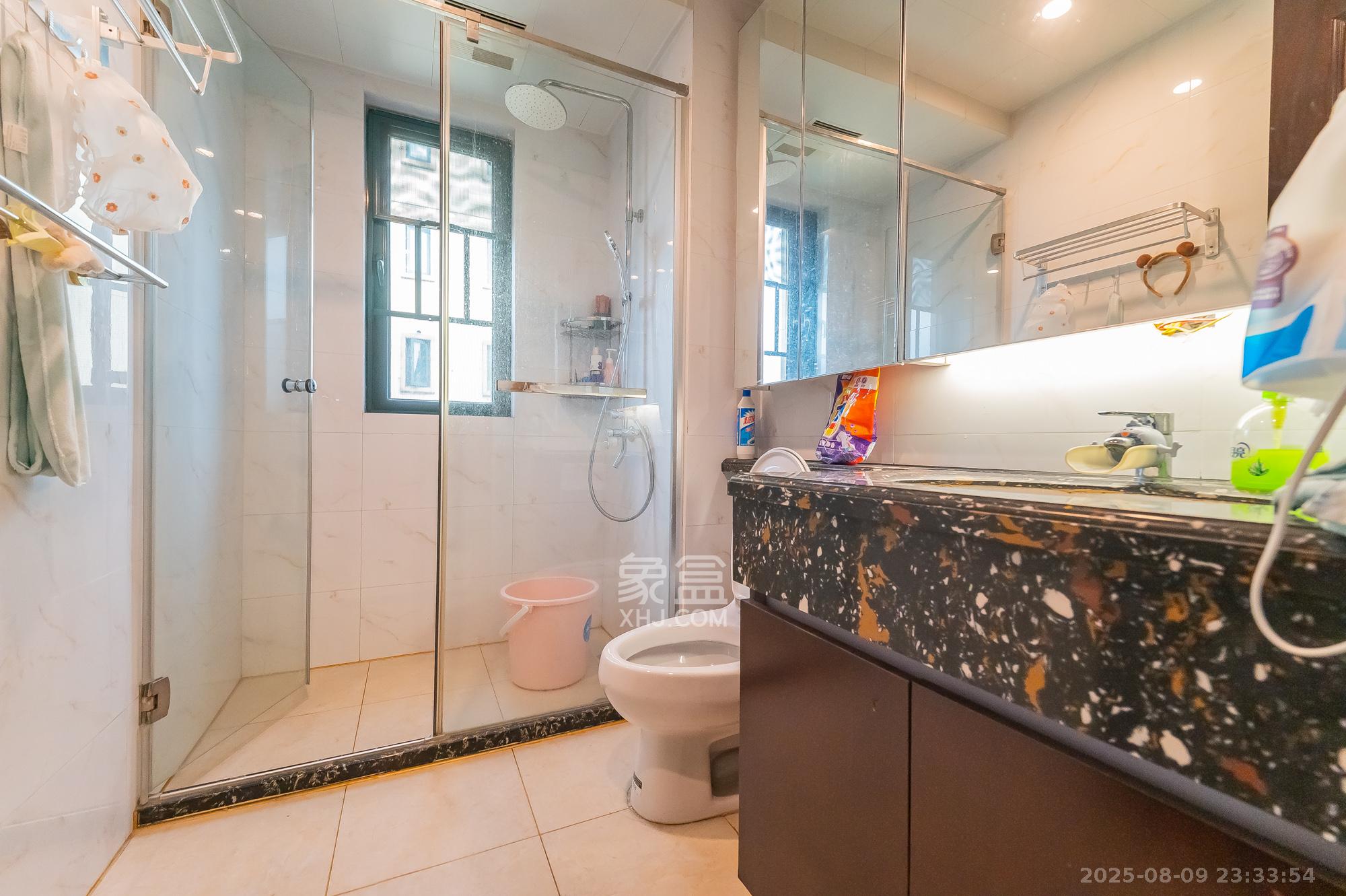 恒大翡翠华庭  3室2厅2卫    109.8万卫生间