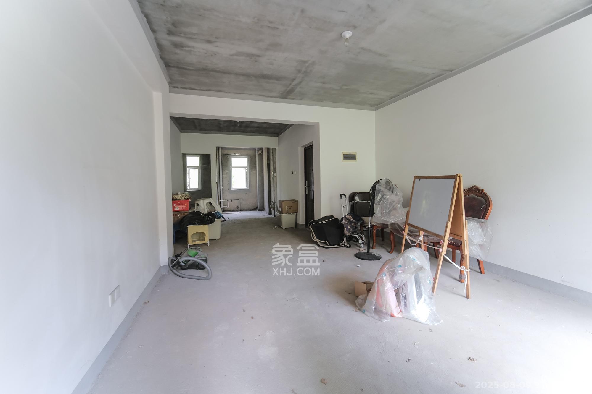 郡原居里  2室2厅1卫    58.0万客厅