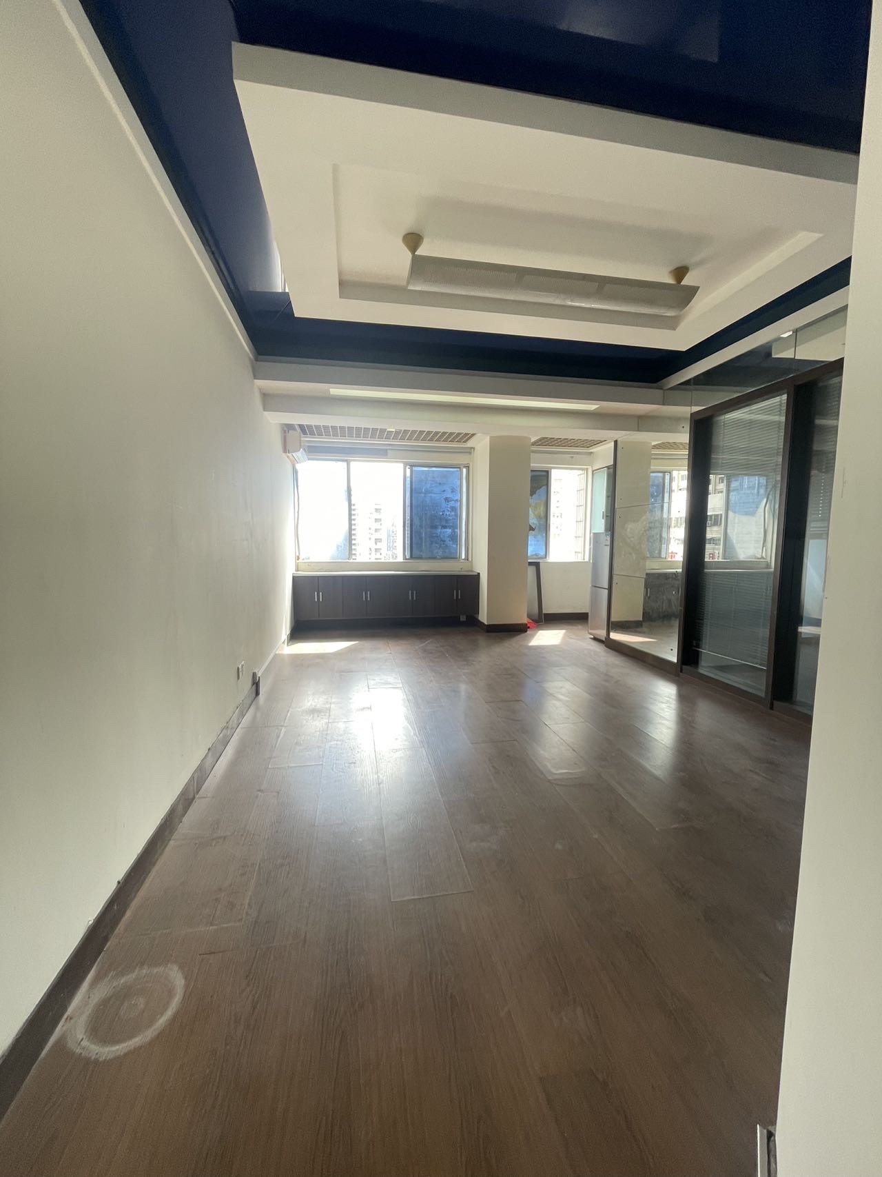 金茂大厦 1室2厅1卫 53.8万 金茂大厦 1室2厅1卫 53.8万客厅