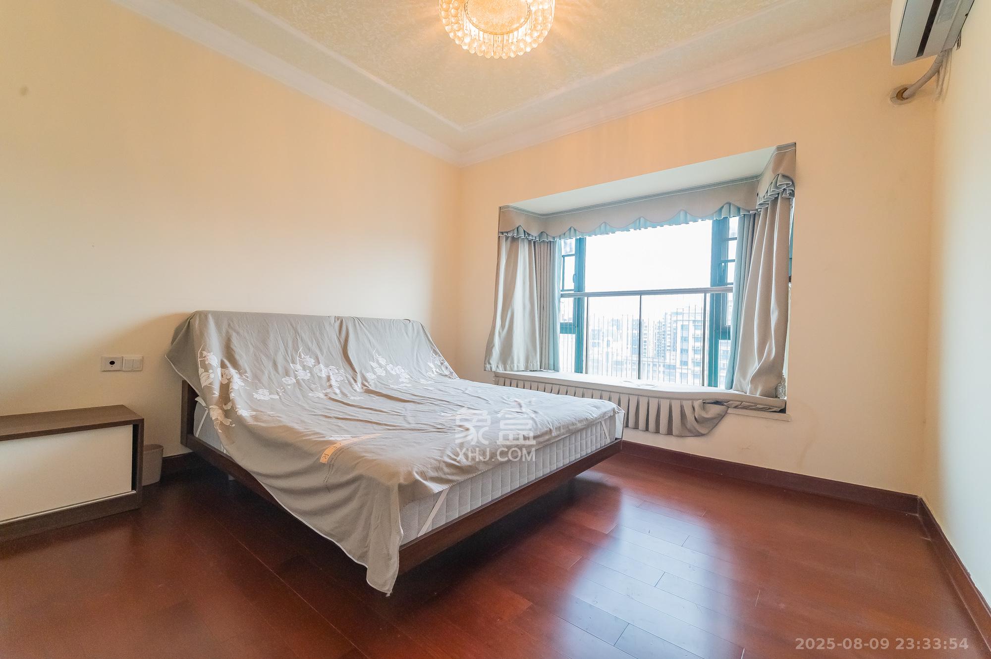 恒大翡翠华庭  3室2厅2卫    109.8万卧室