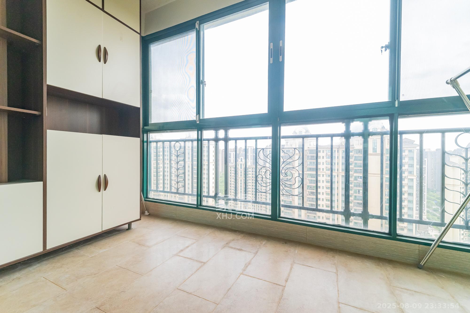 恒大翡翠华庭  3室2厅2卫    109.8万阳台