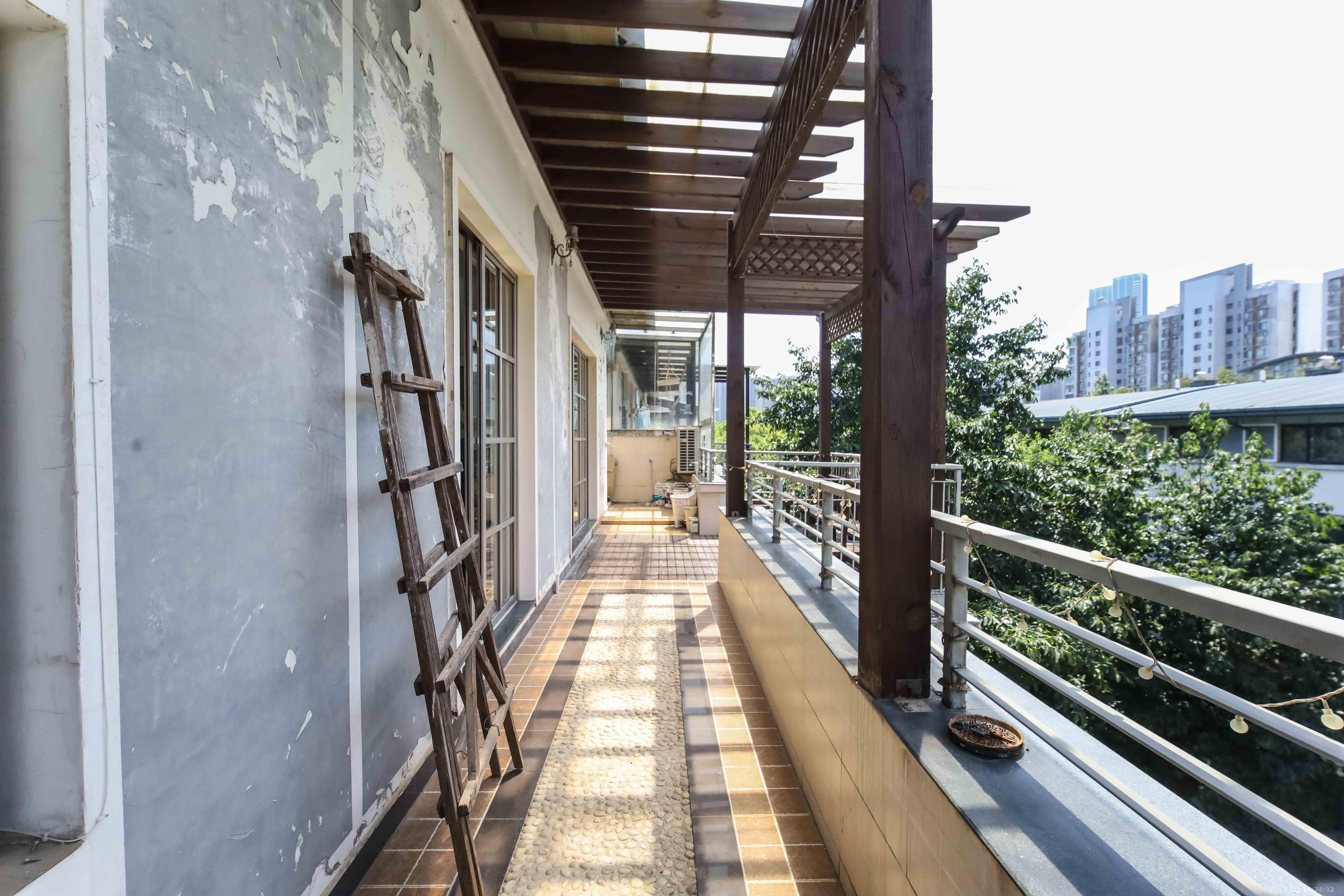 西街花园  3室2厅1卫   98.00万阳台