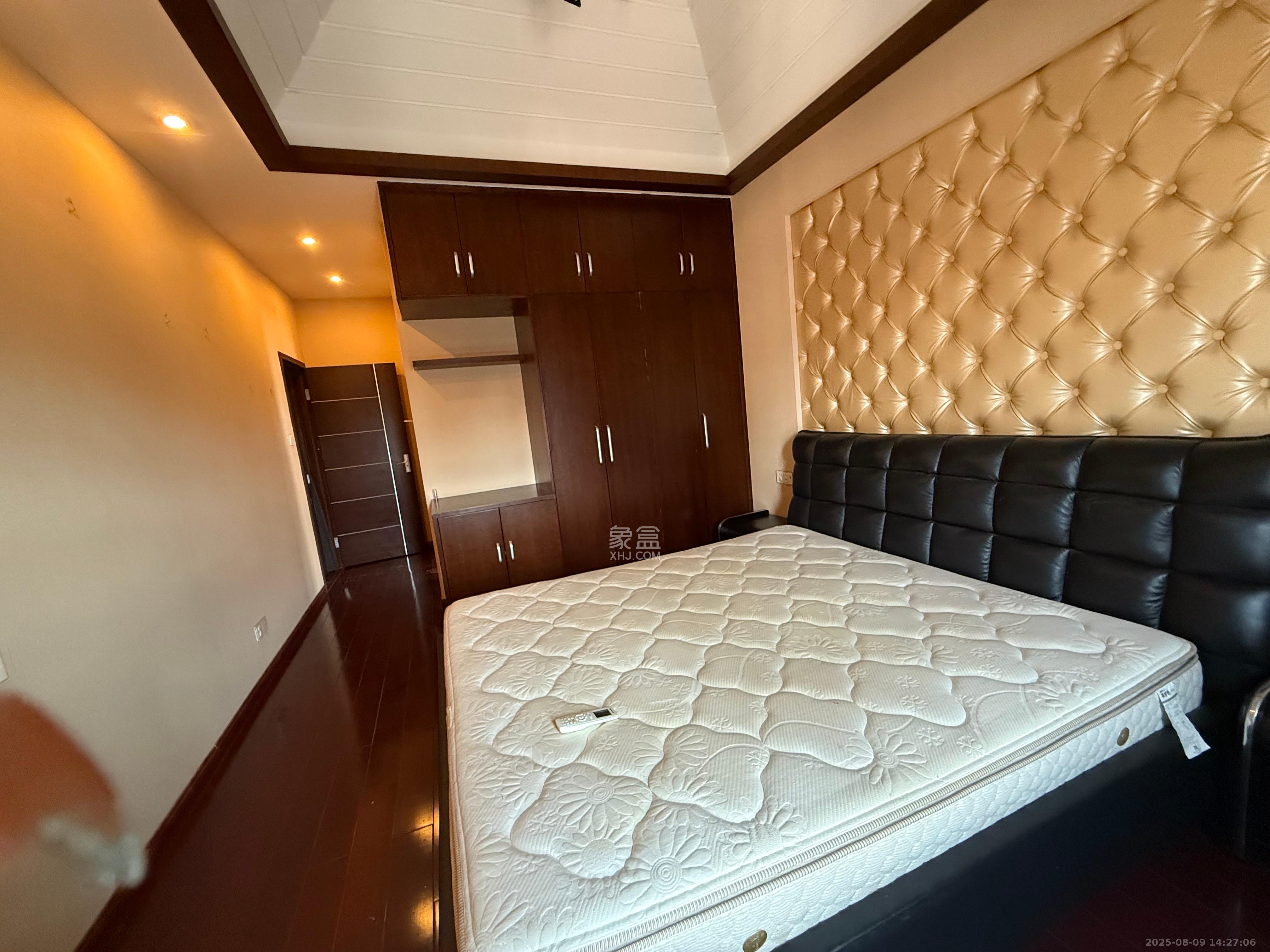 华润凤凰城一期  4室2厅2卫    2800.0元/月 华润凤凰城一期  4室2厅2卫    2800.0元/月室内图