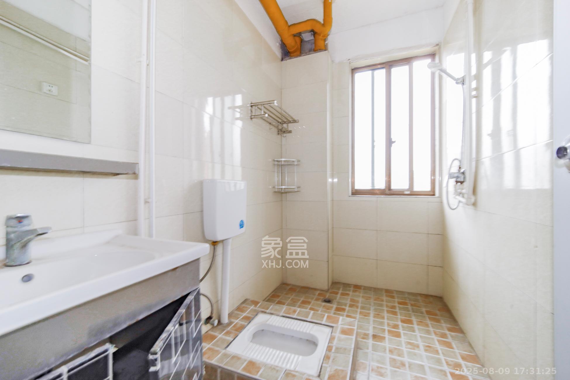 香樟鑫都  3室2厅2卫    125.0万卫生间