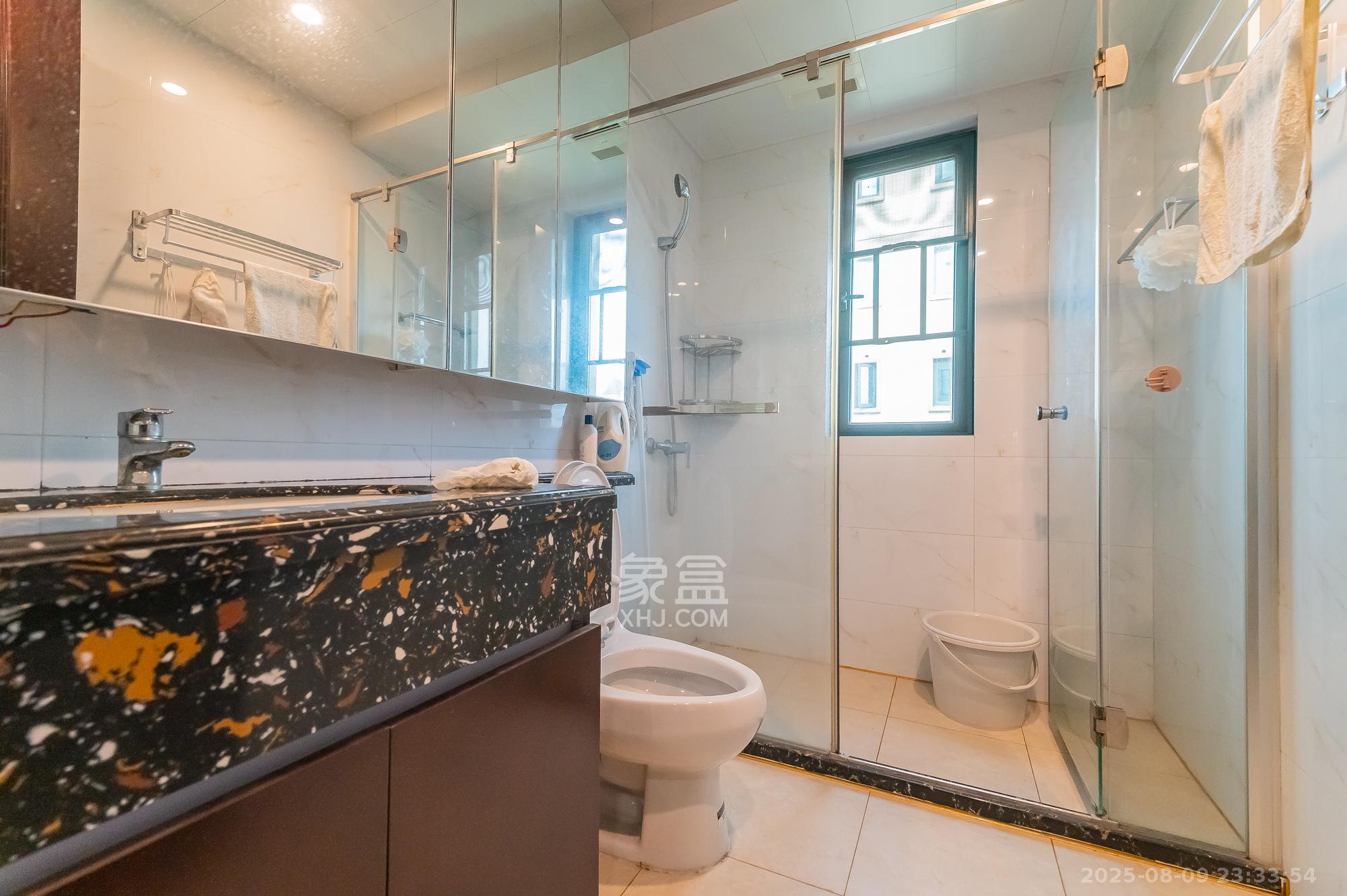 恒大翡翠华庭  3室2厅2卫    109.8万卫生间