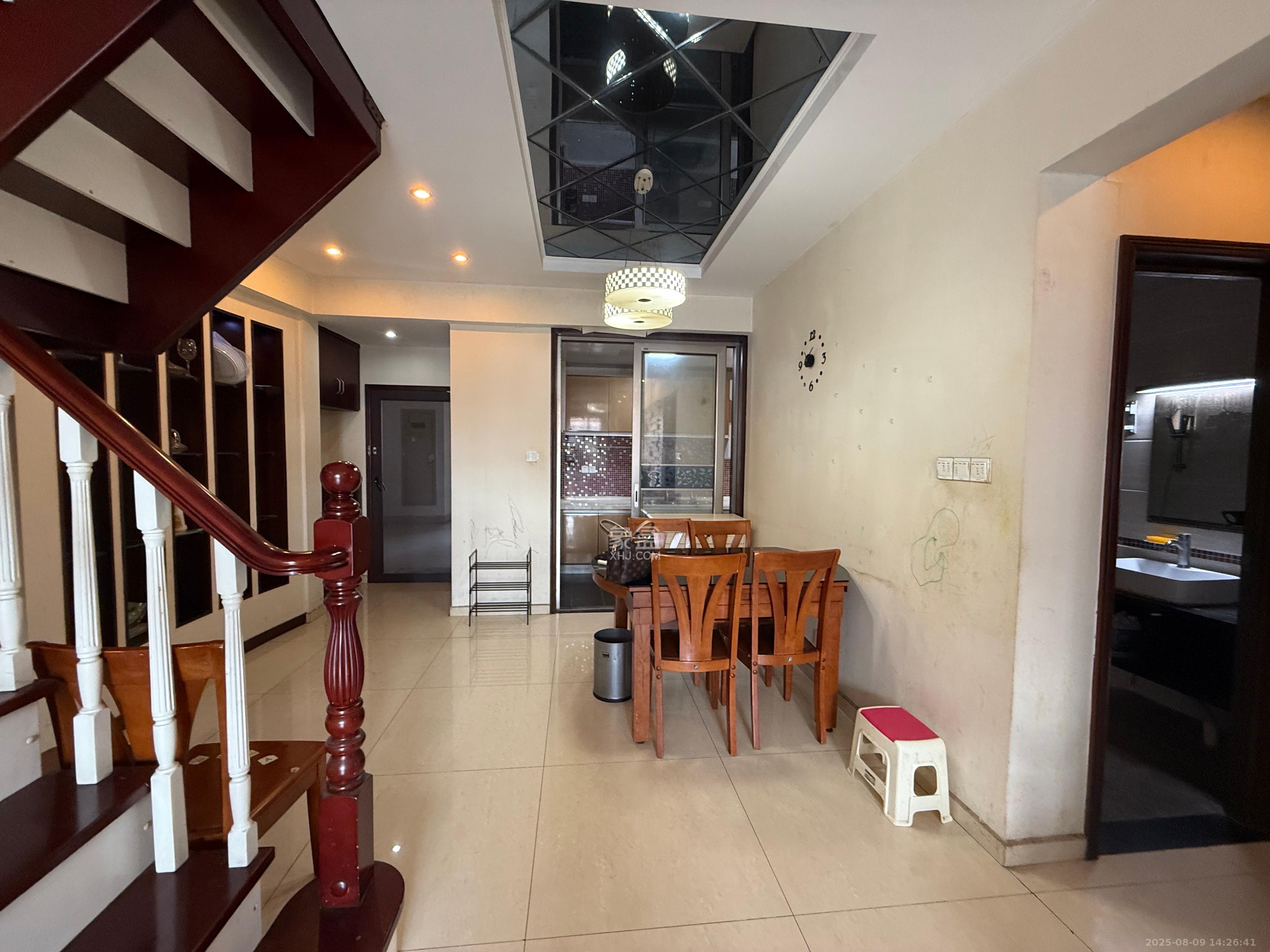 华润凤凰城一期  4室2厅2卫    2800.0元/月 华润凤凰城一期  4室2厅2卫    2800.0元/月室内图