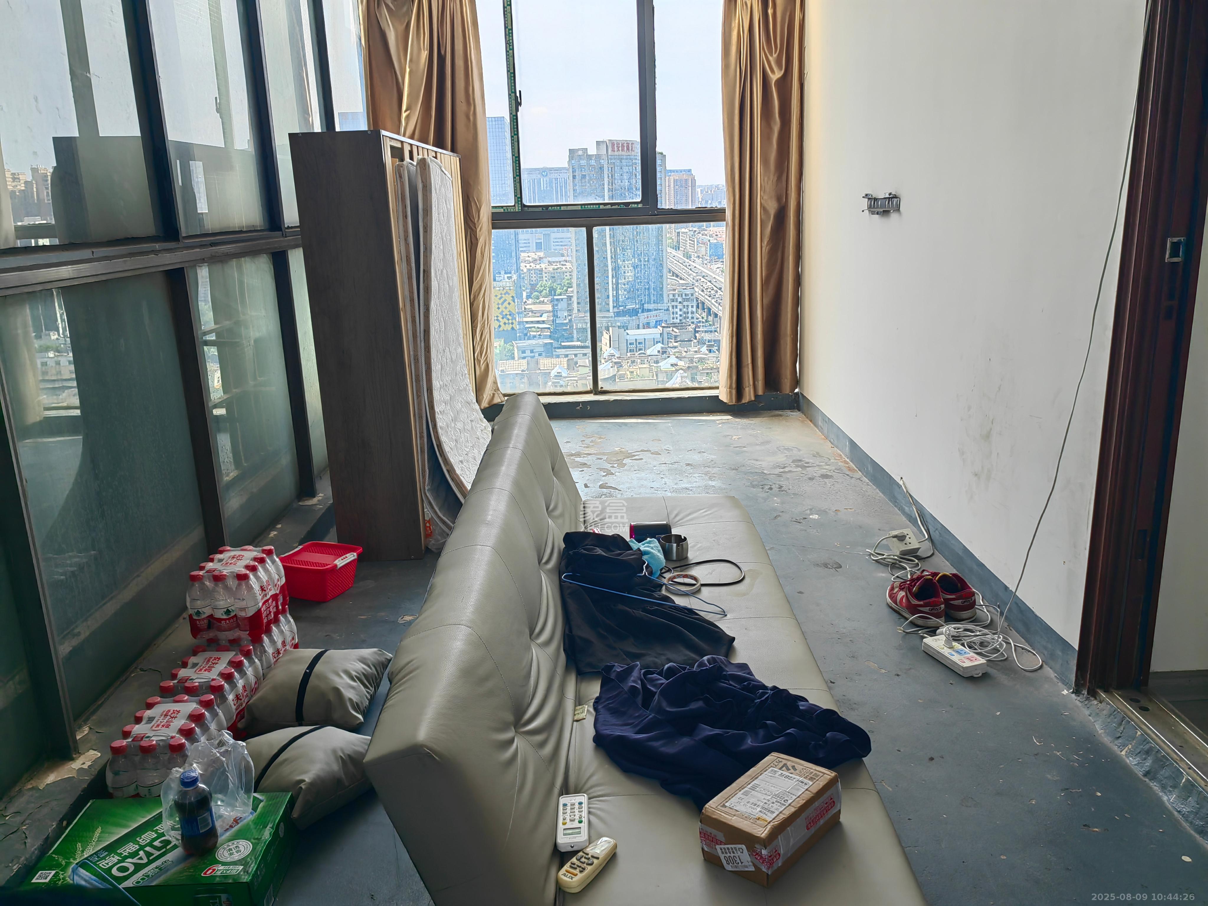 银港水晶城 3室2厅1卫 2600.0元/月 银港水晶城 3室2厅1卫 2600.0元/月室内图