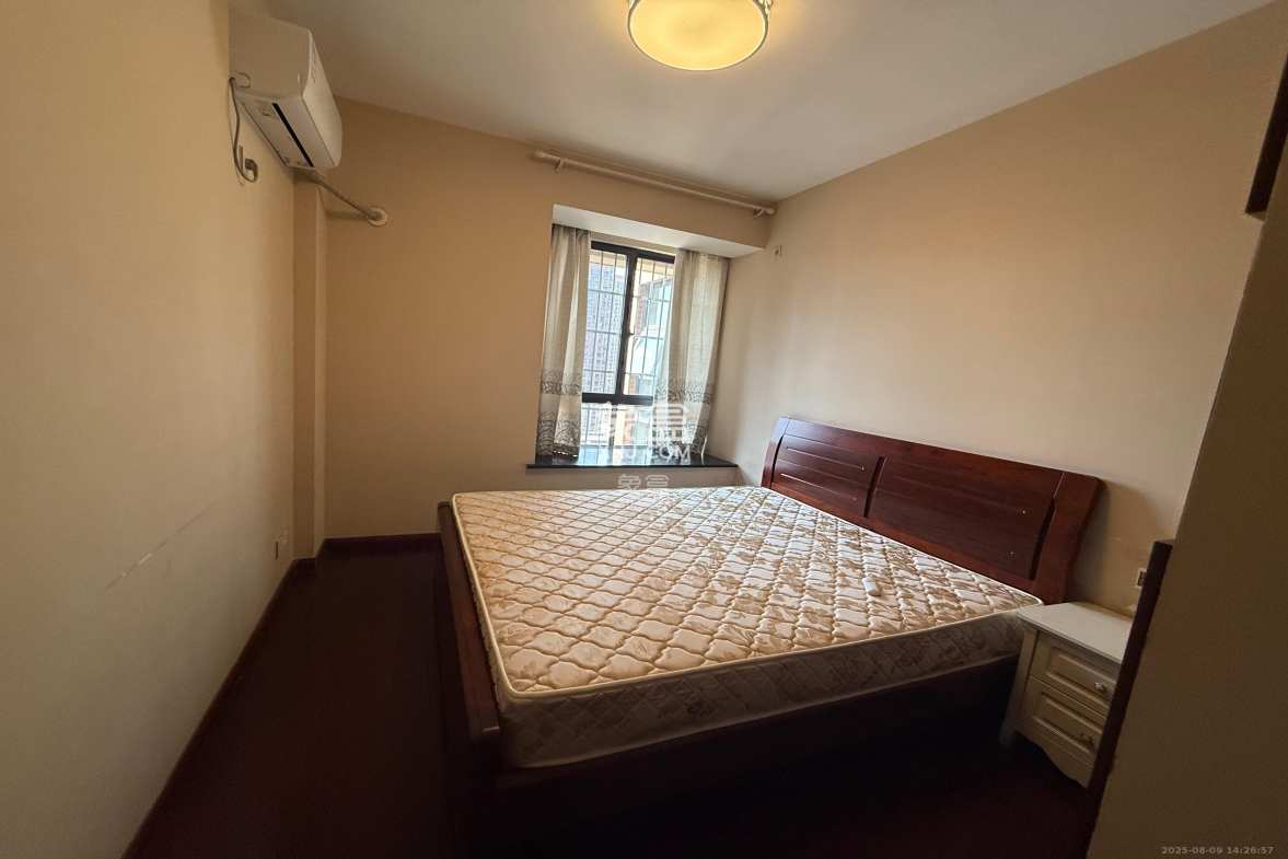 华润凤凰城一期  4室2厅2卫    2800.0元/月 华润凤凰城一期  4室2厅2卫    2800.0元/月室内图