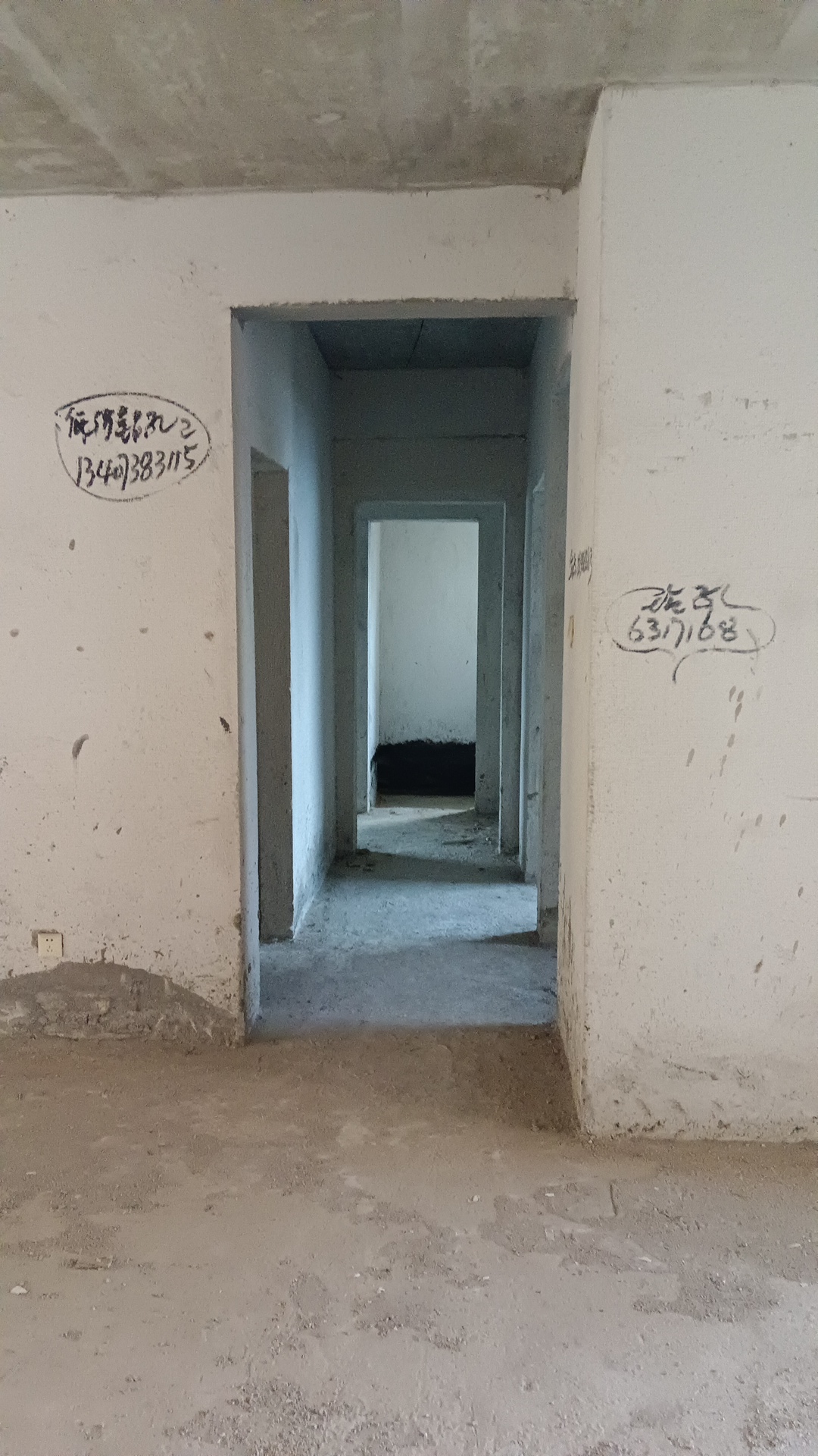 悦江山 4室2厅2卫 64.0万 悦江山 4室2厅2卫 64.0万客厅