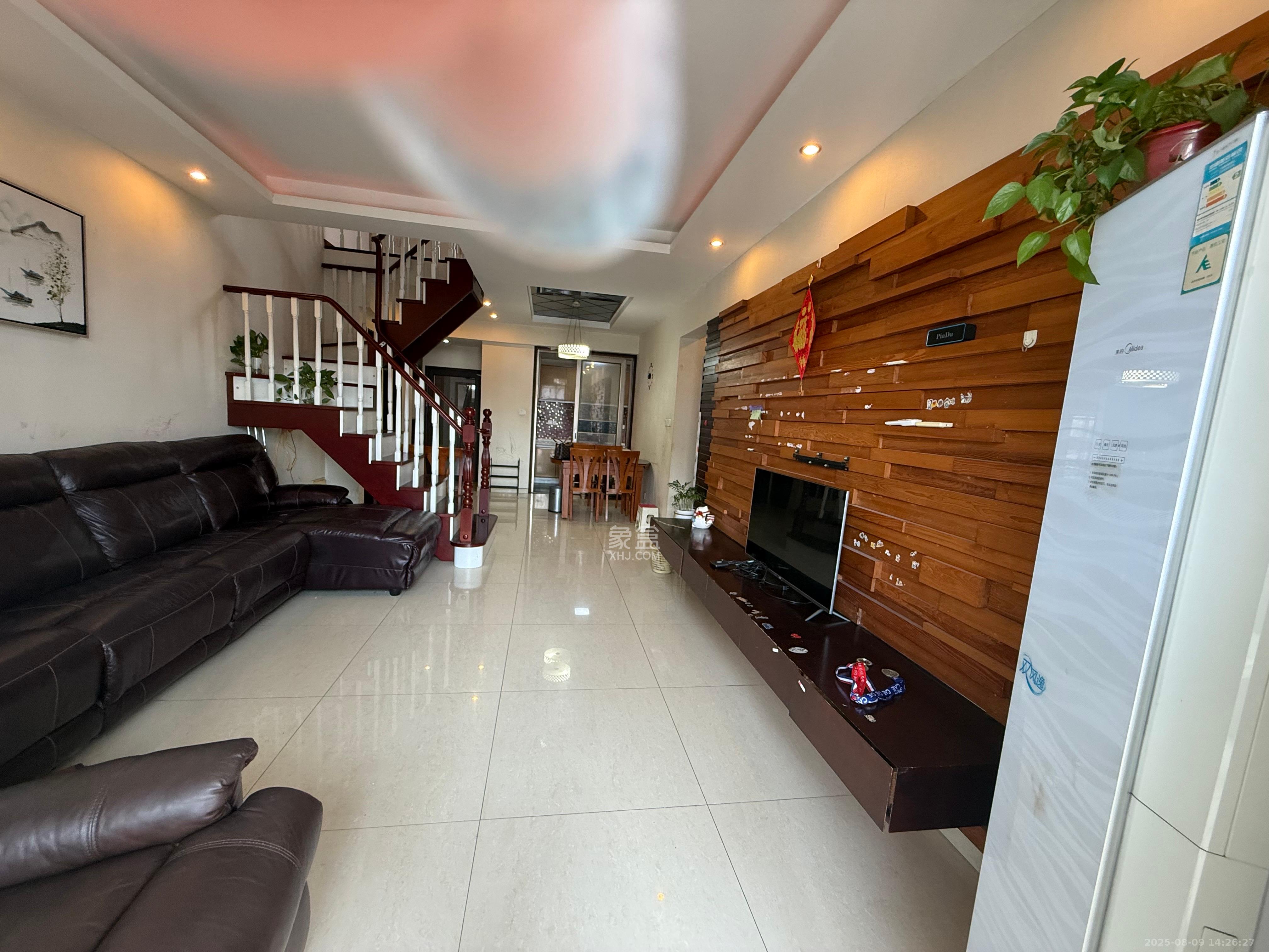 华润凤凰城一期  4室2厅2卫    2800.0元/月 华润凤凰城一期  4室2厅2卫    2800.0元/月室内图