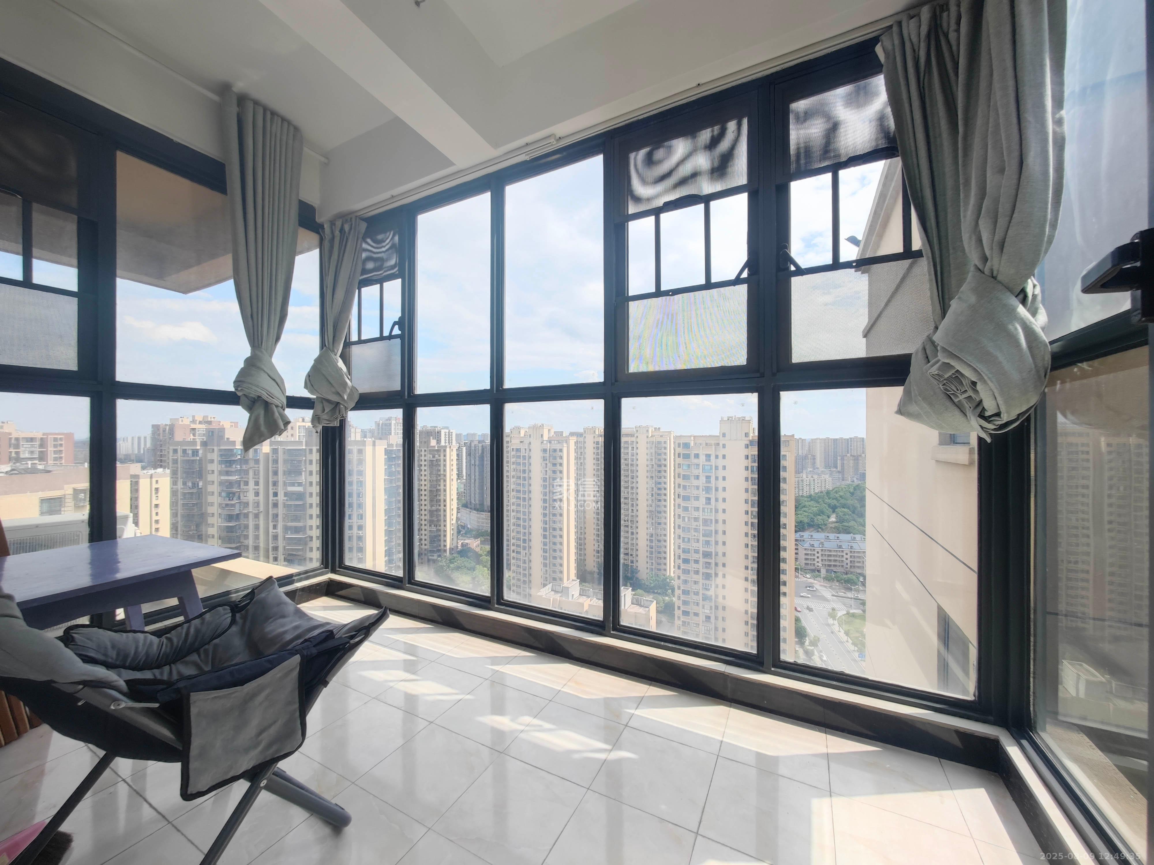 西湖鸿运佳苑 3室2厅2卫 71.8万 西湖鸿运佳苑 3室2厅2卫 71.8万阳台