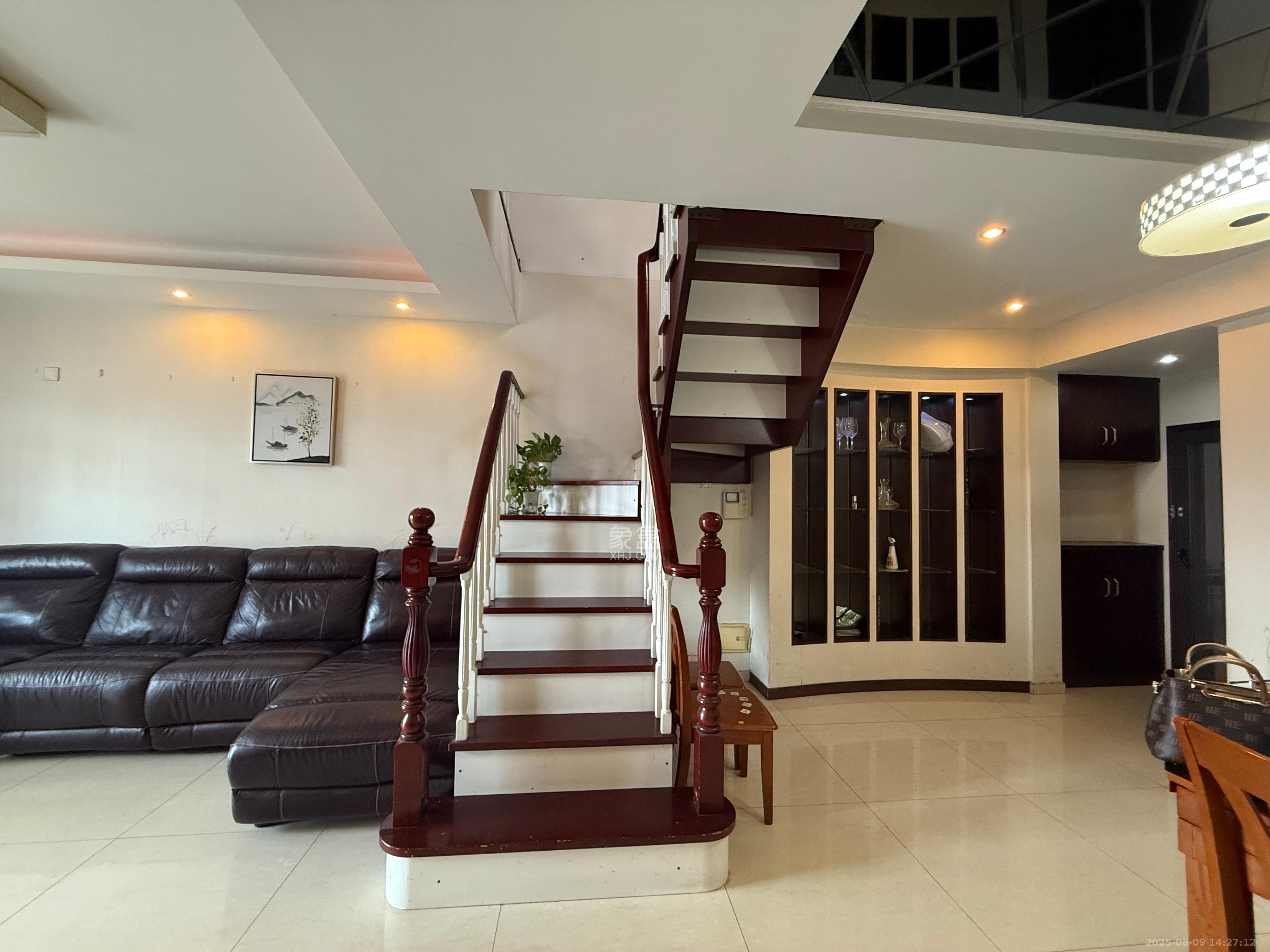 华润凤凰城一期  4室2厅2卫    2800.0元/月 华润凤凰城一期  4室2厅2卫    2800.0元/月室内图