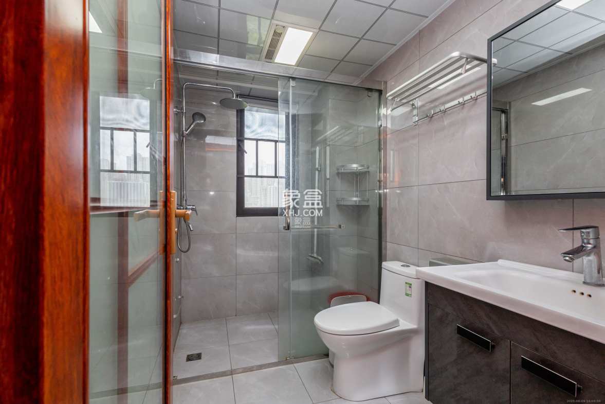 龙湖碧桂园天宸原著  4室2厅2卫    199.0万 龙湖碧桂园天宸原著  4室2厅2卫    199.0万卫生间