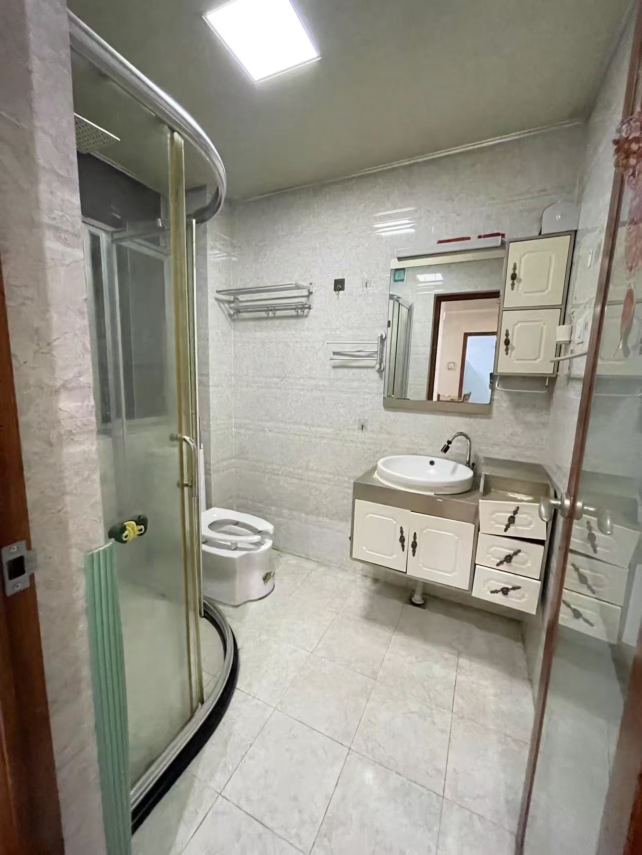 工商学院教工宿舍  3室2厅1卫    2500.0元/月 工商学院教工宿舍  3室2厅1卫    2500.0元/月室内图