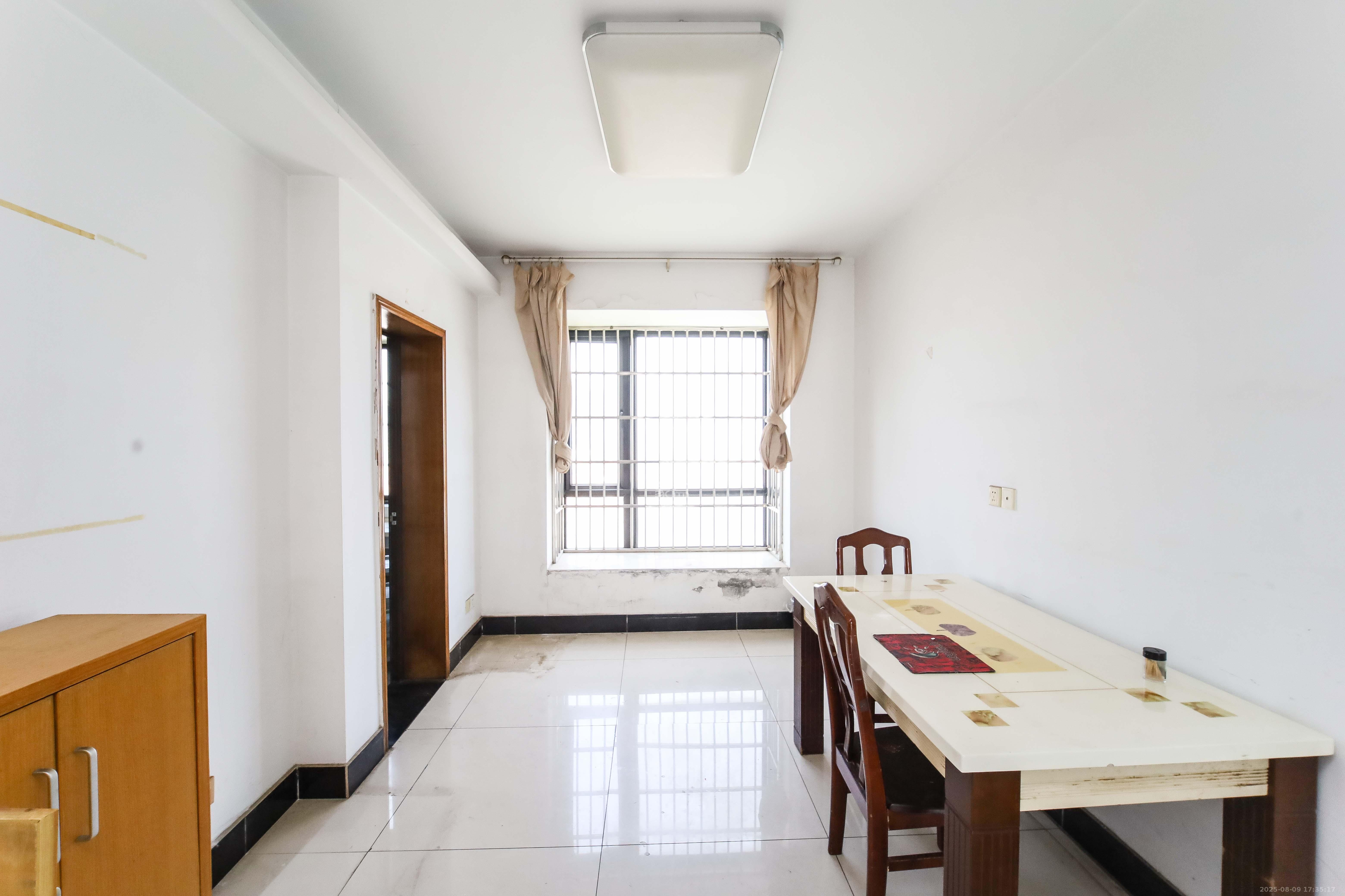 长房东郡 3室2厅2卫 105.0万 长房东郡 3室2厅2卫 105.0万客厅