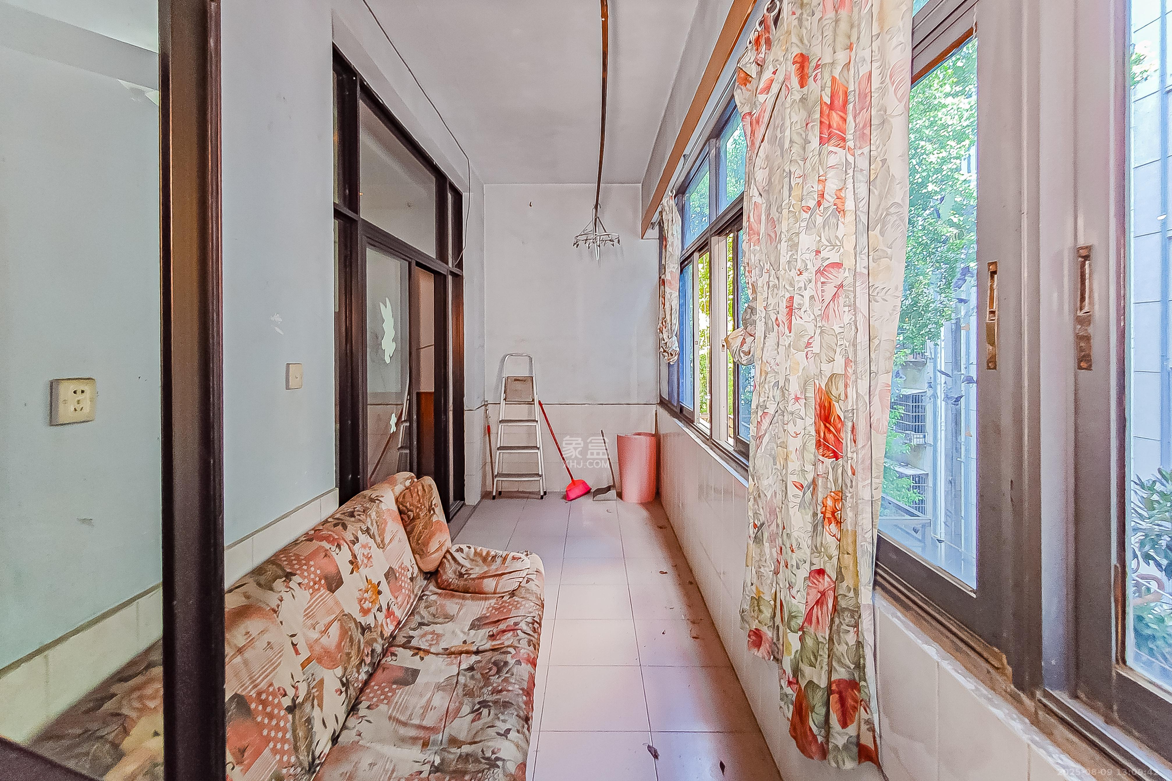 省地税局  3室2厅1卫    88.0万阳台