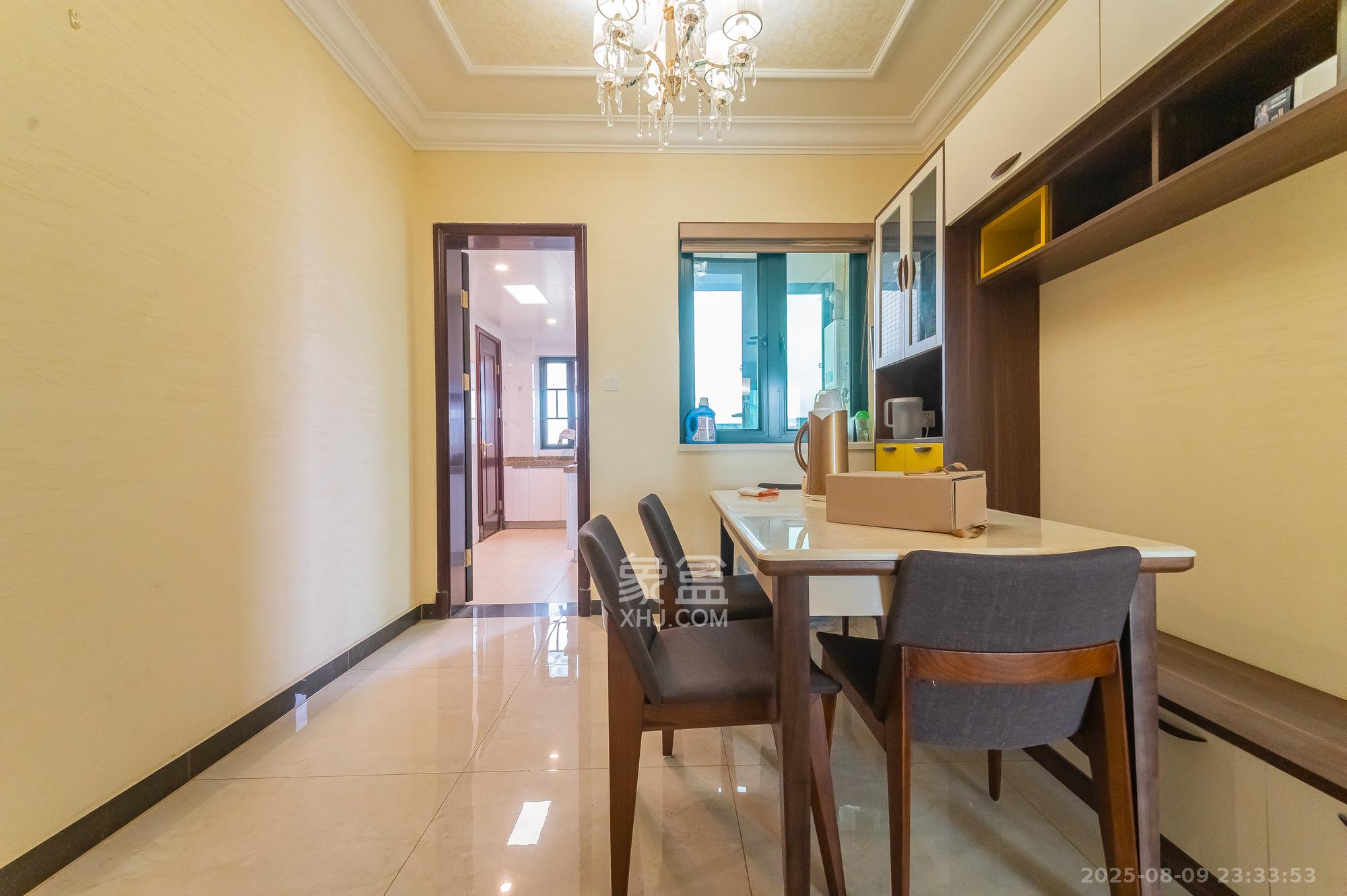 恒大翡翠华庭  3室2厅2卫    109.8万客厅