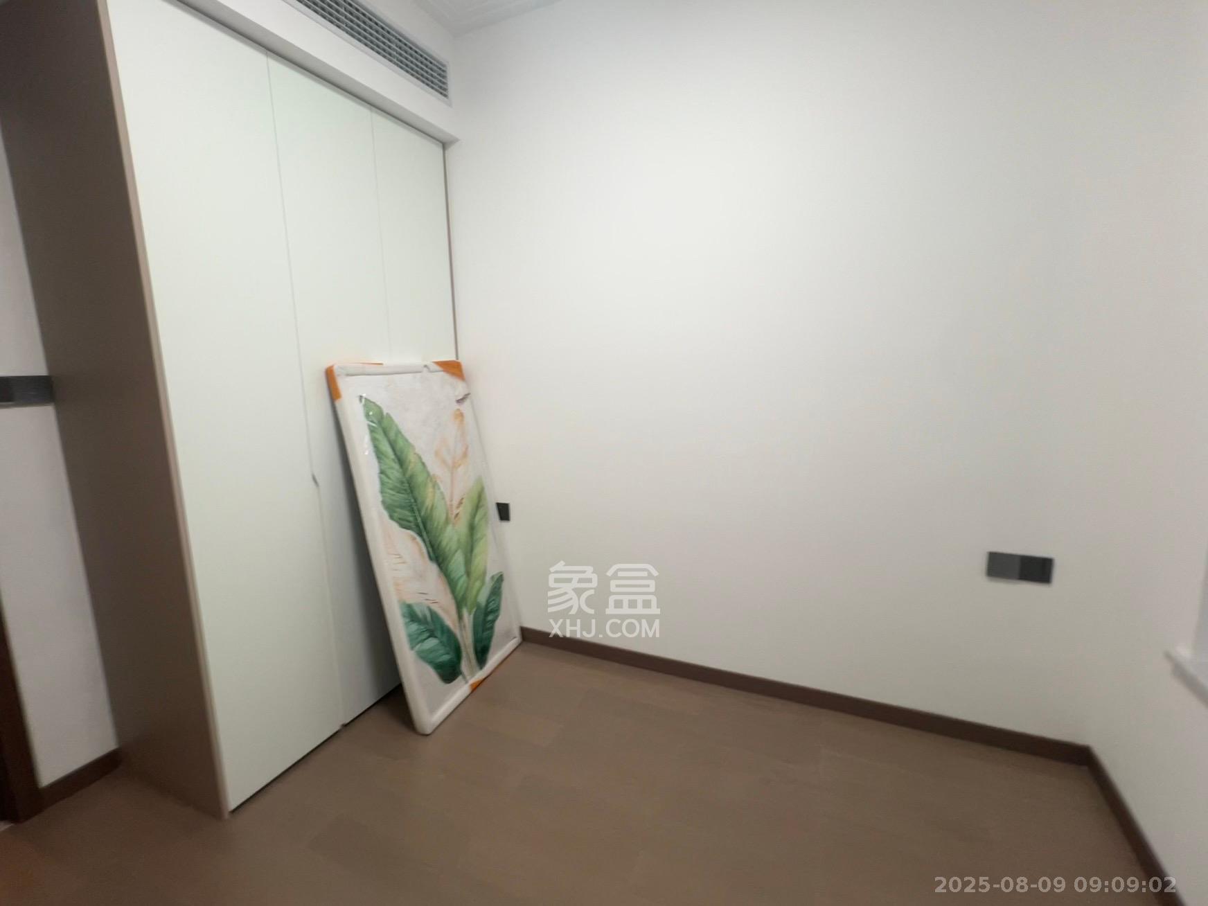 绿地V岛  4室2厅2卫   4200.00元/月室内图