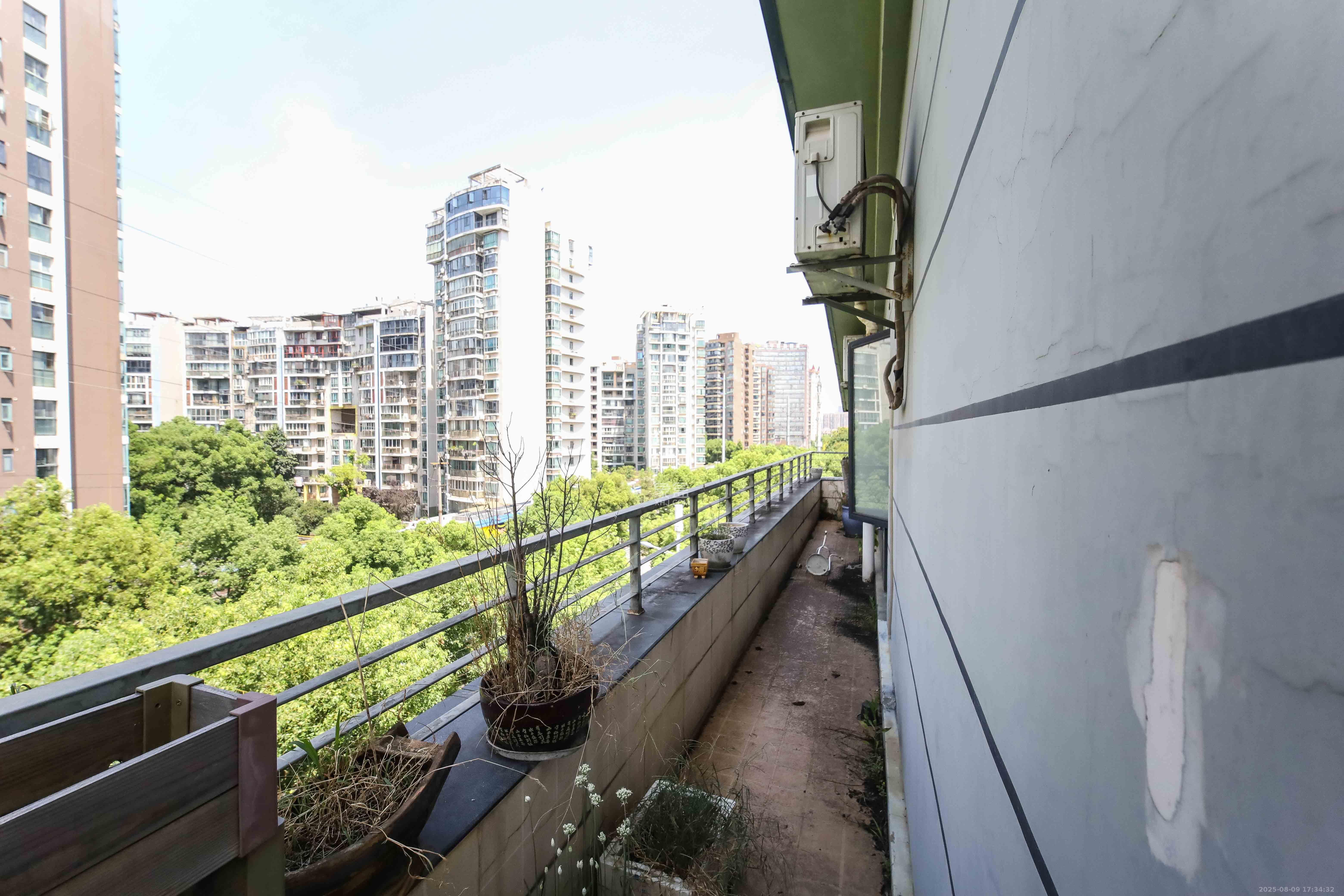 西街花园  3室2厅1卫   98.00万阳台