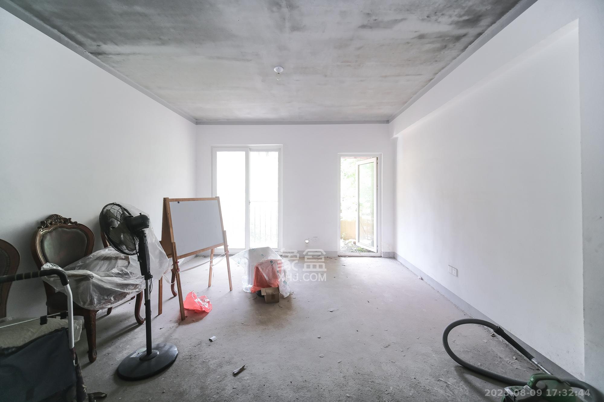 郡原居里  2室2厅1卫    58.0万 郡原居里  2室2厅1卫    58.0万客厅