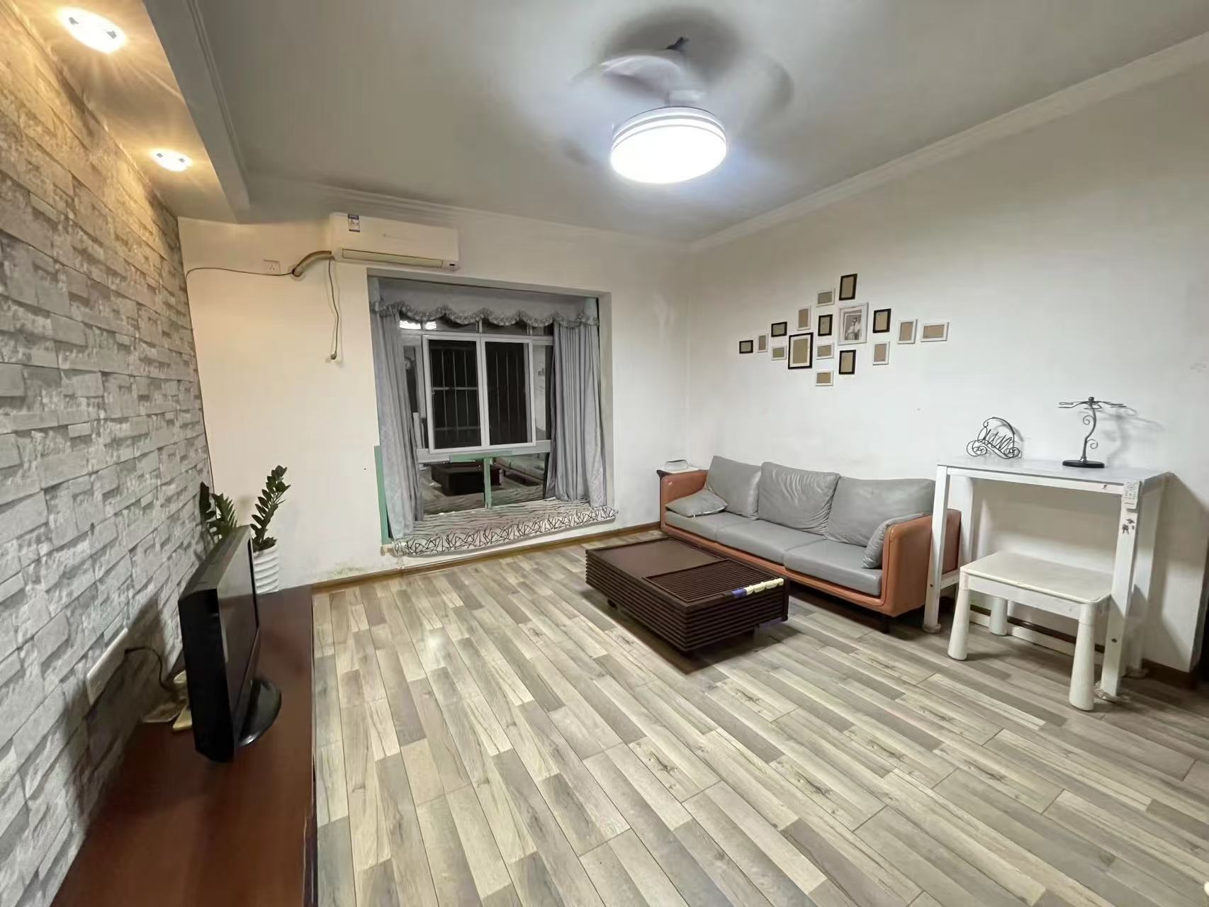 工商学院教工宿舍  3室2厅1卫    2500.0元/月 工商学院教工宿舍  3室2厅1卫    2500.0元/月室内图