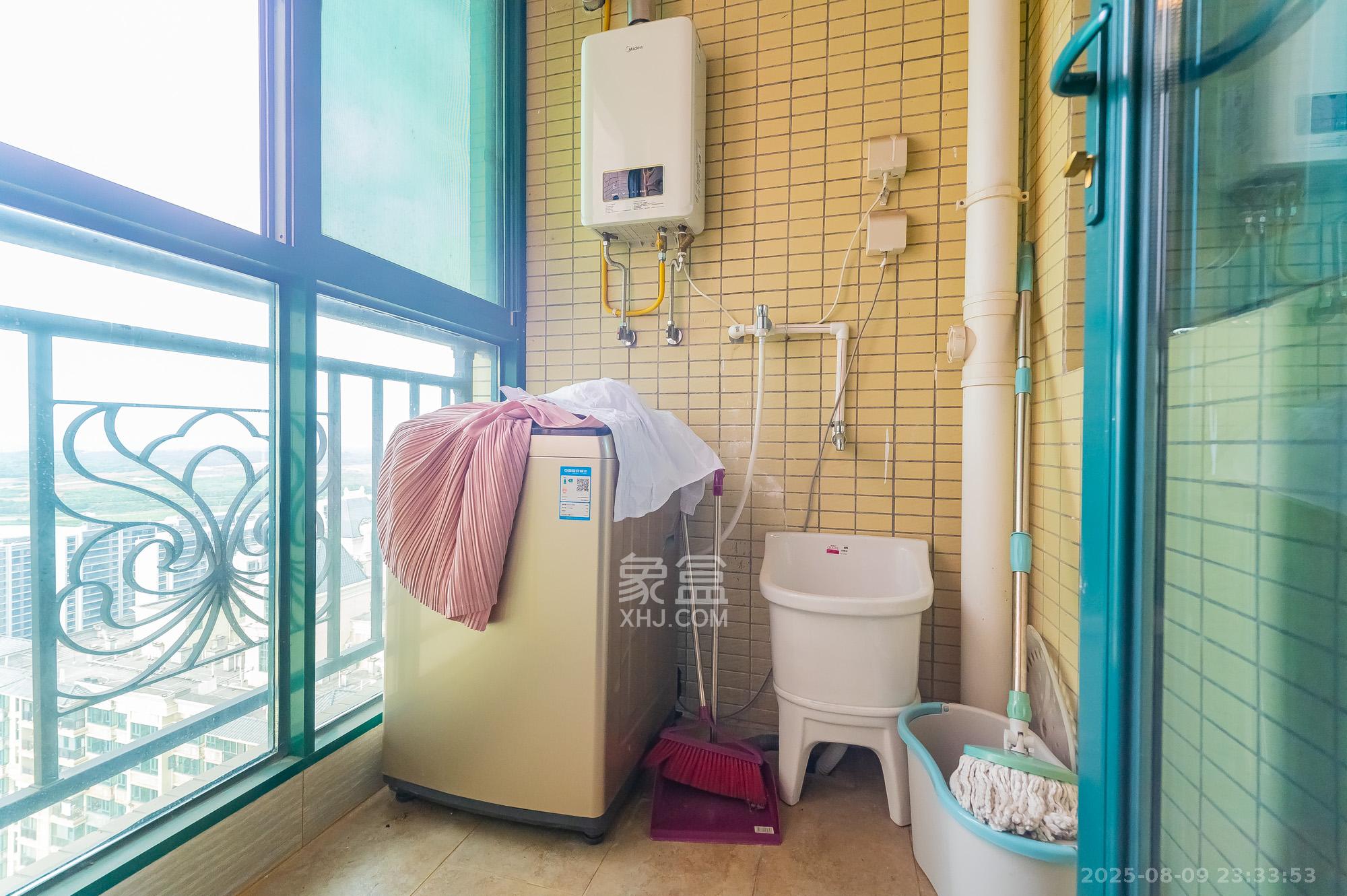 恒大翡翠华庭  3室2厅2卫    109.8万厨房