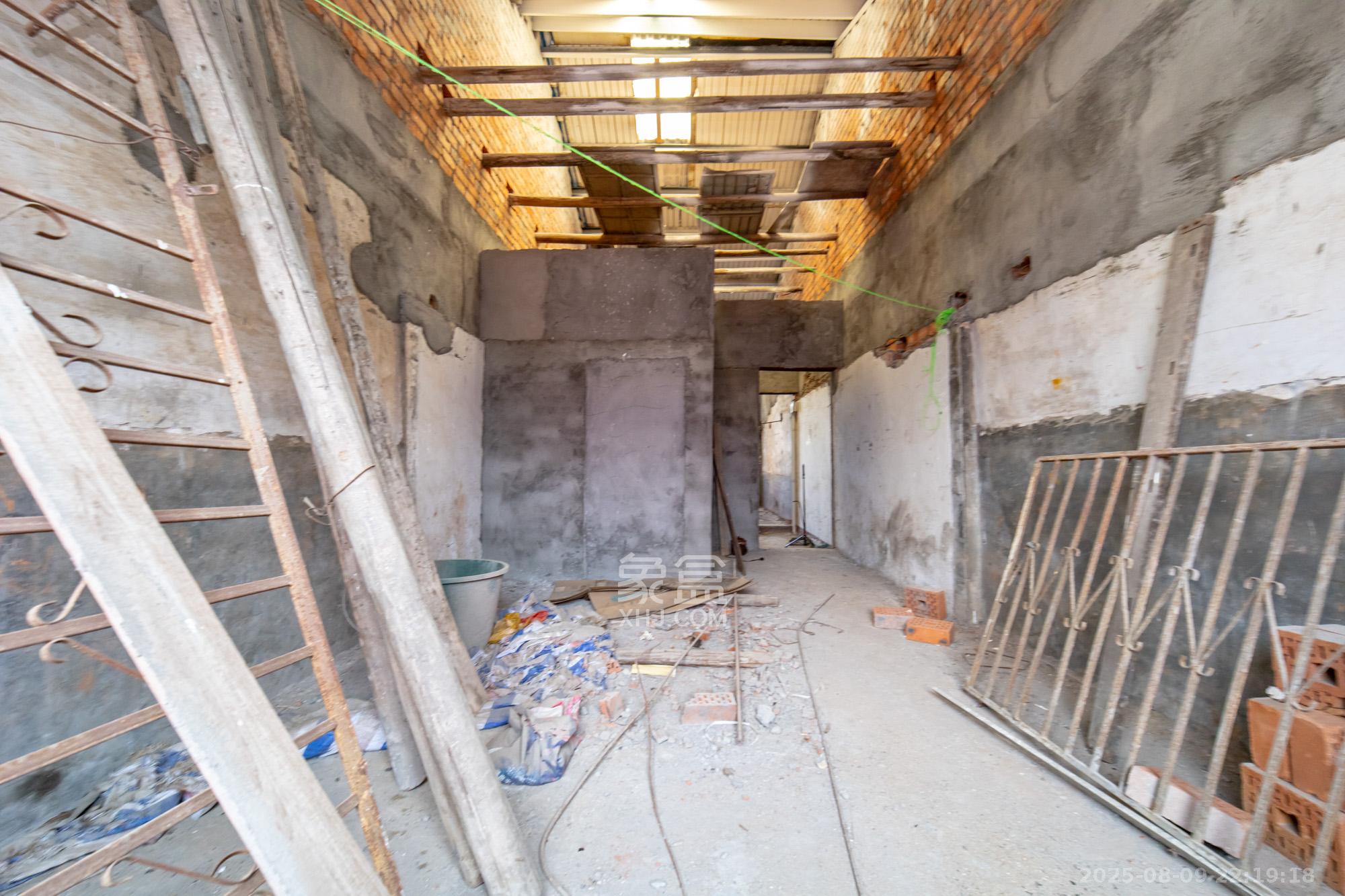 星沙二区  8室4厅4卫    99.8万客厅