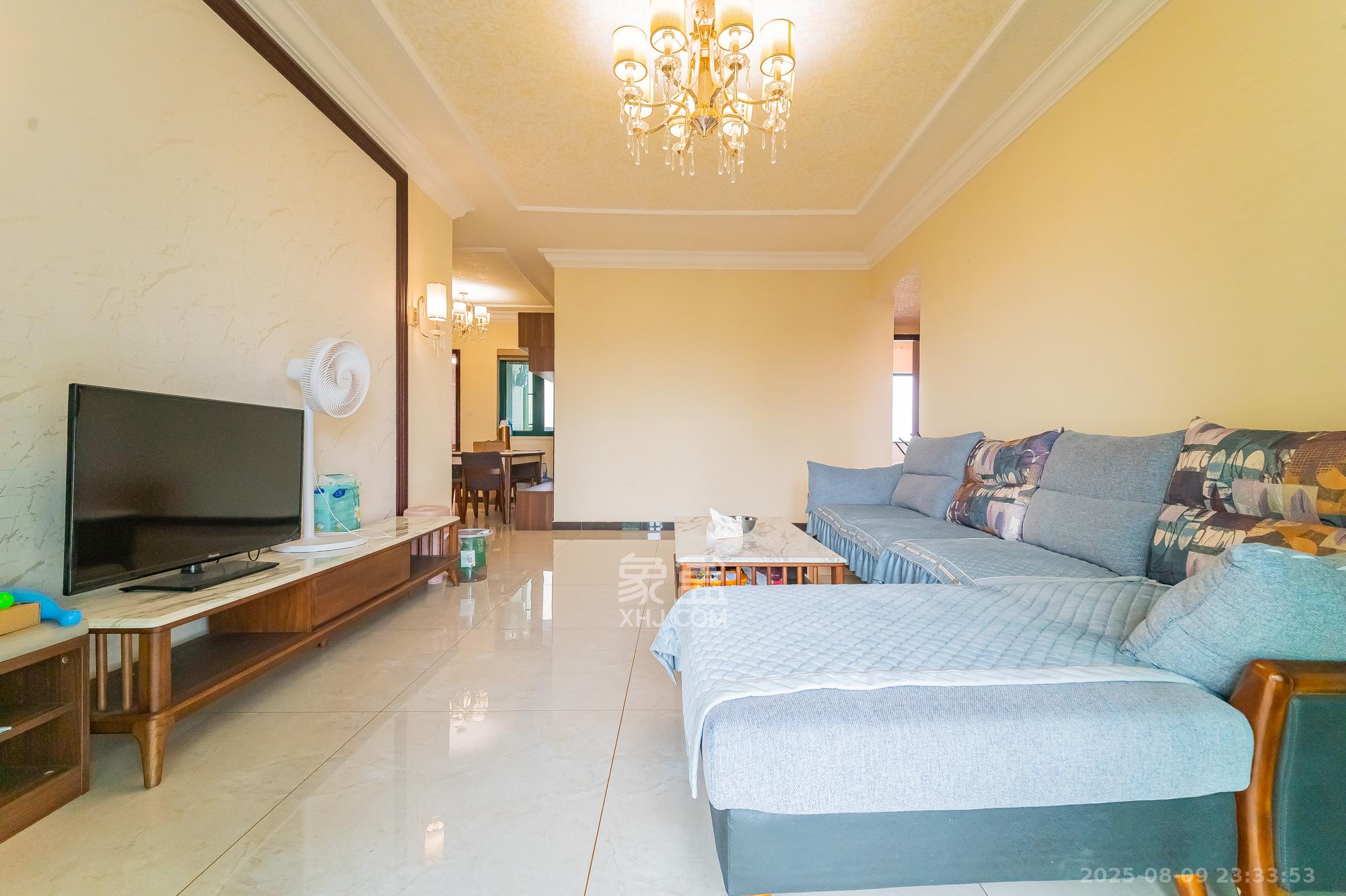 恒大翡翠华庭  3室2厅2卫    109.8万客厅