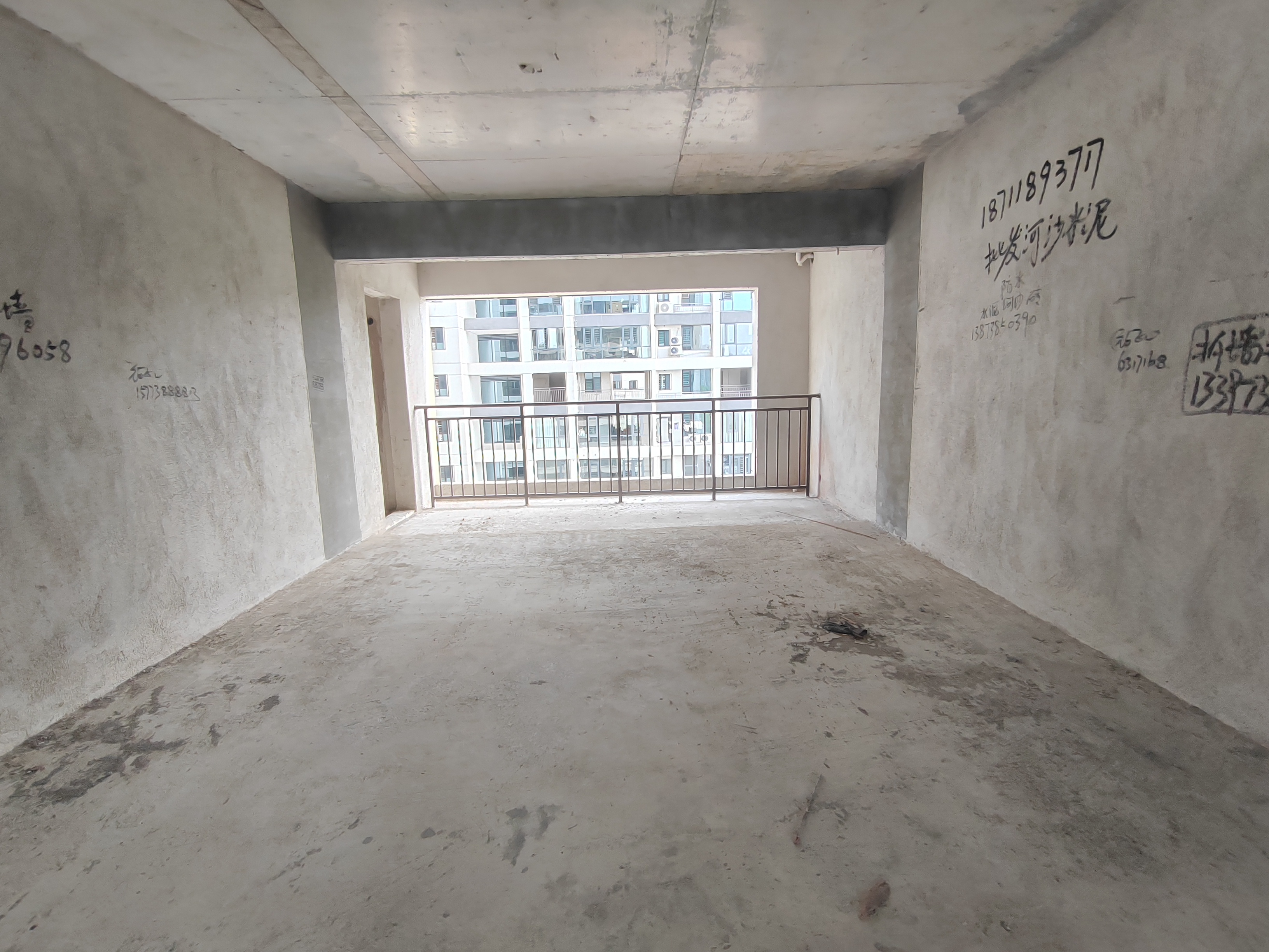 青春里-铂樾府 5室2厅2卫 101.8万 青春里-铂樾府 5室2厅2卫 101.8万客厅