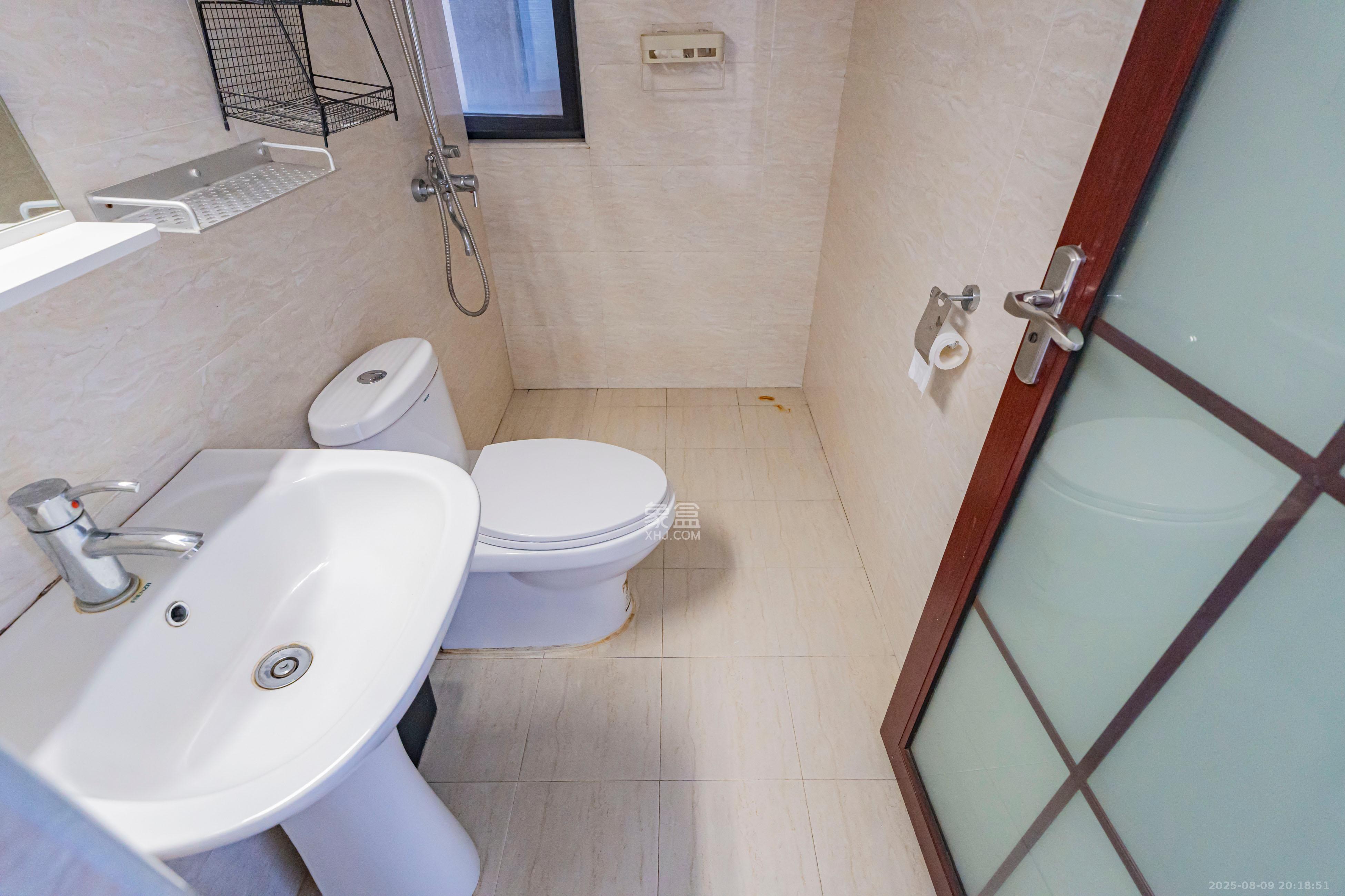 复地崑玉国际一期  2室2厅2卫    160.0万卫生间