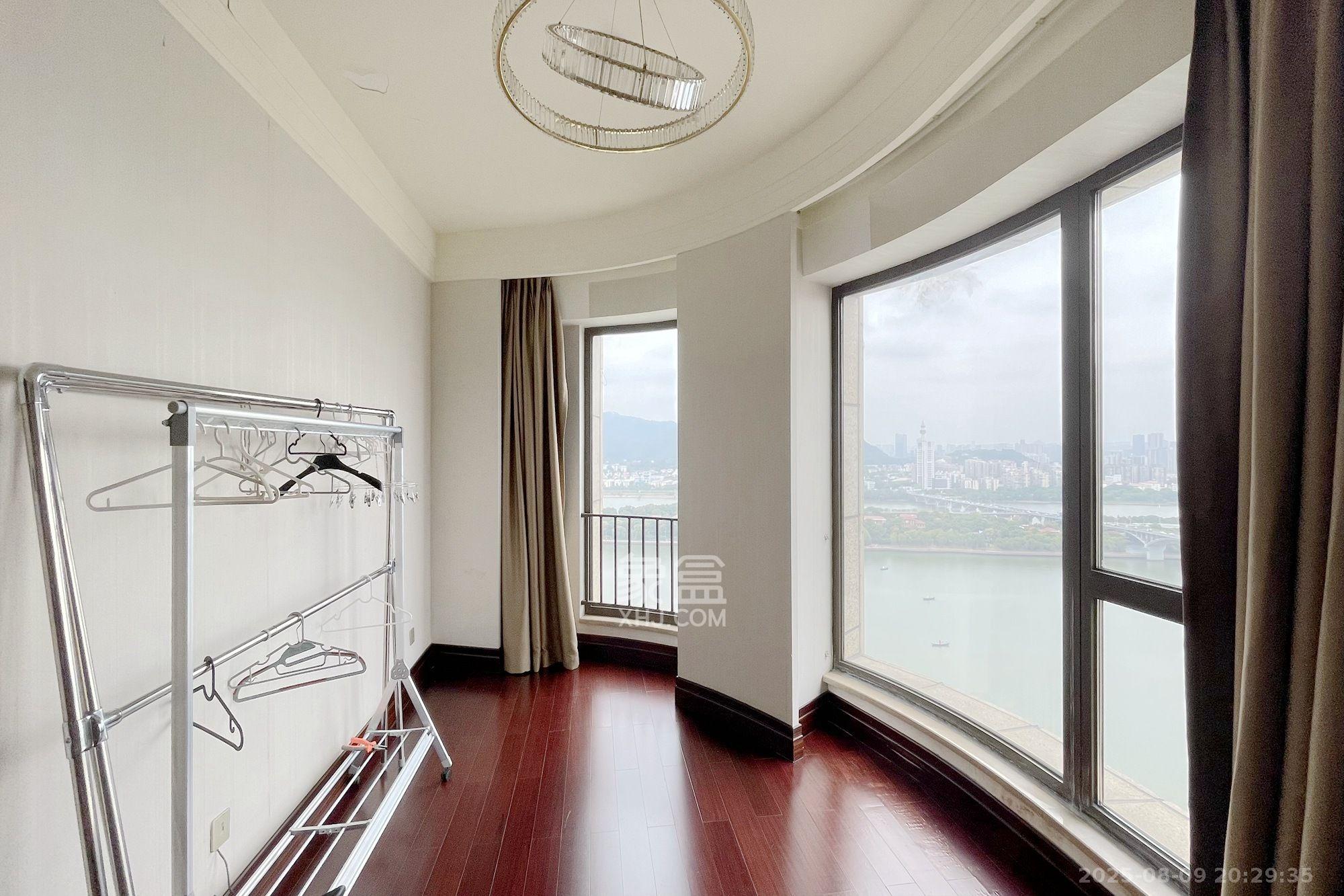 华远华中心  4室2厅3卫    14800.0元/月室内图