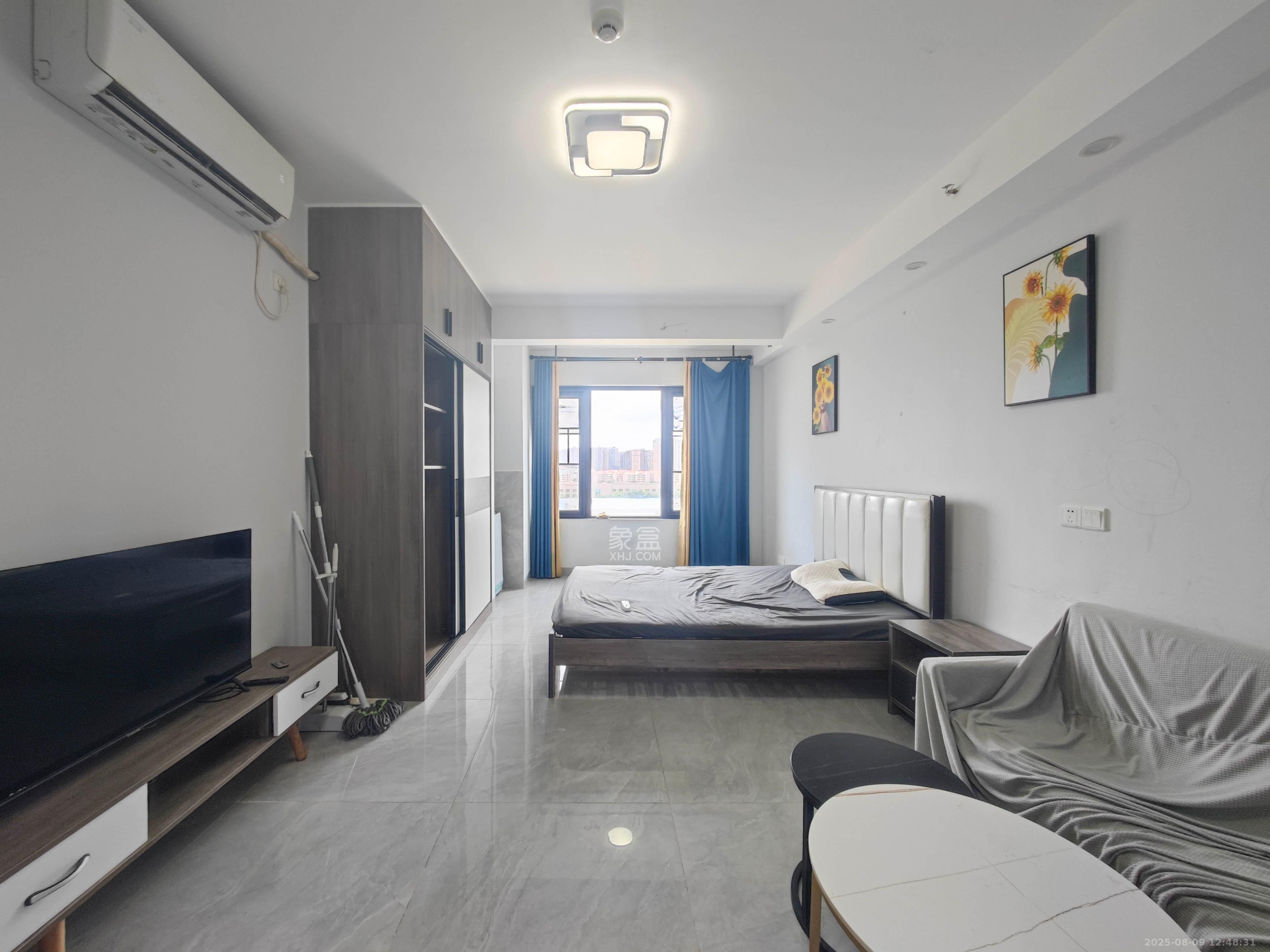 中海珑悦府  1室0厅0卫    18.8万客厅