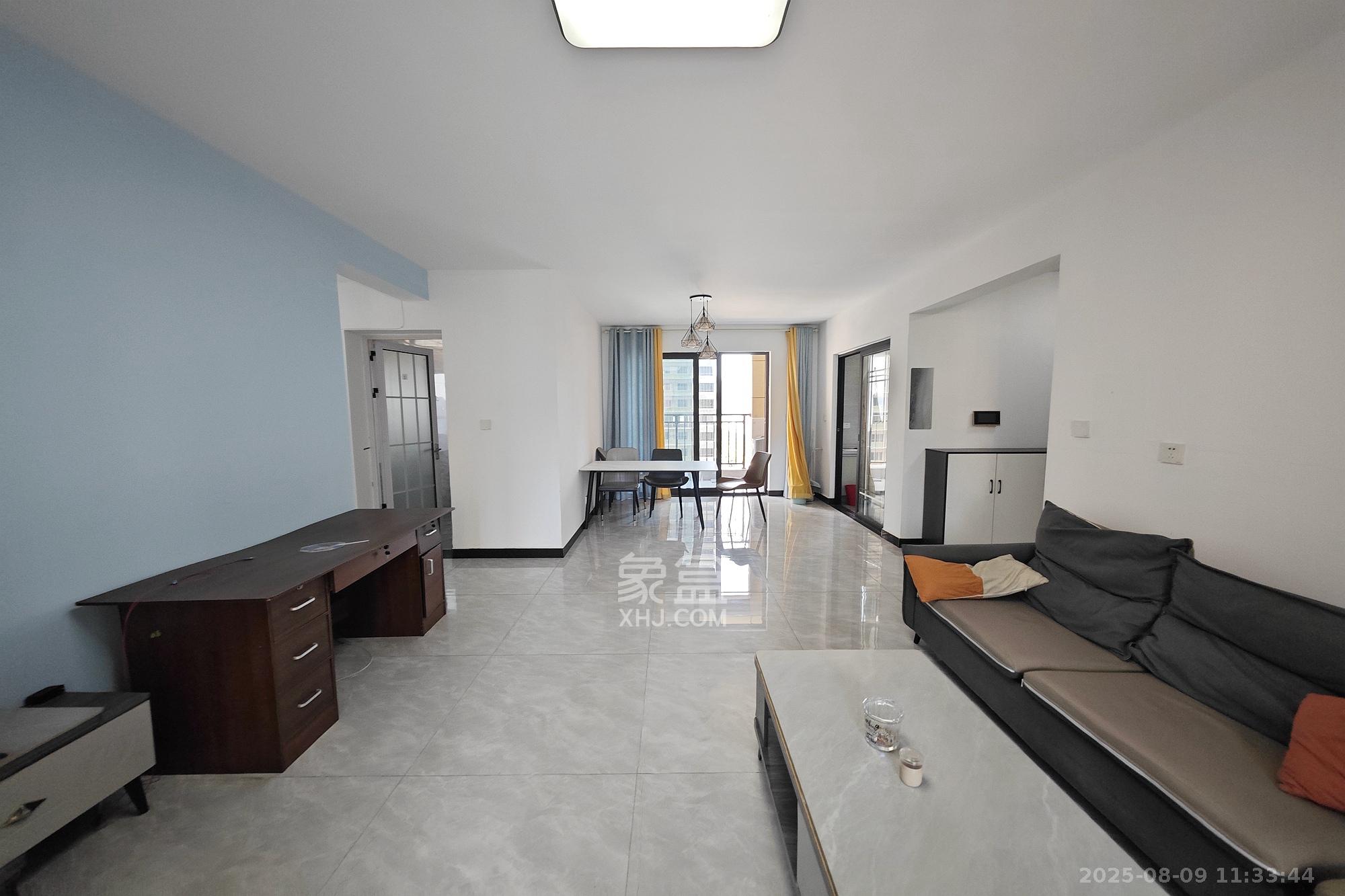 保利大都汇四期 5室2厅2卫 167.0万 保利大都汇四期 5室2厅2卫 167.0万客厅