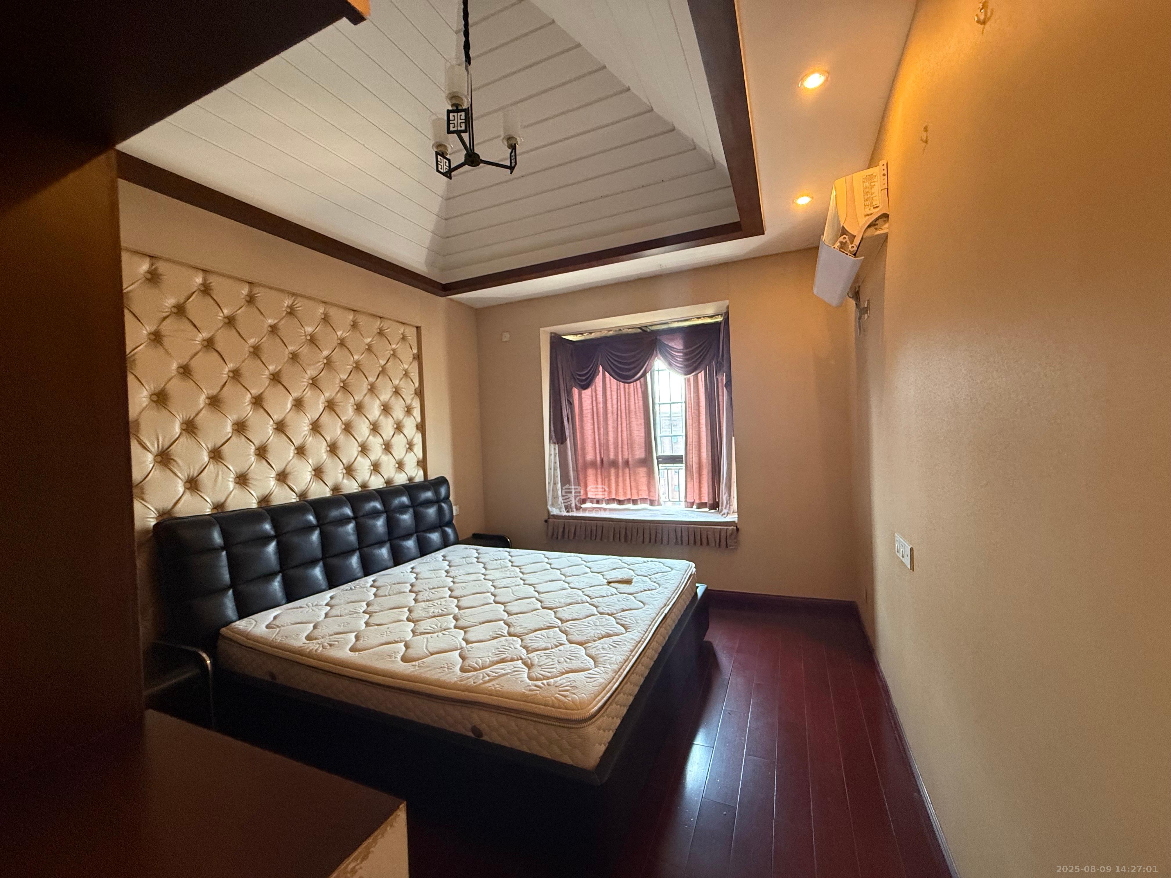 华润凤凰城一期  4室2厅2卫    2800.0元/月 华润凤凰城一期  4室2厅2卫    2800.0元/月室内图