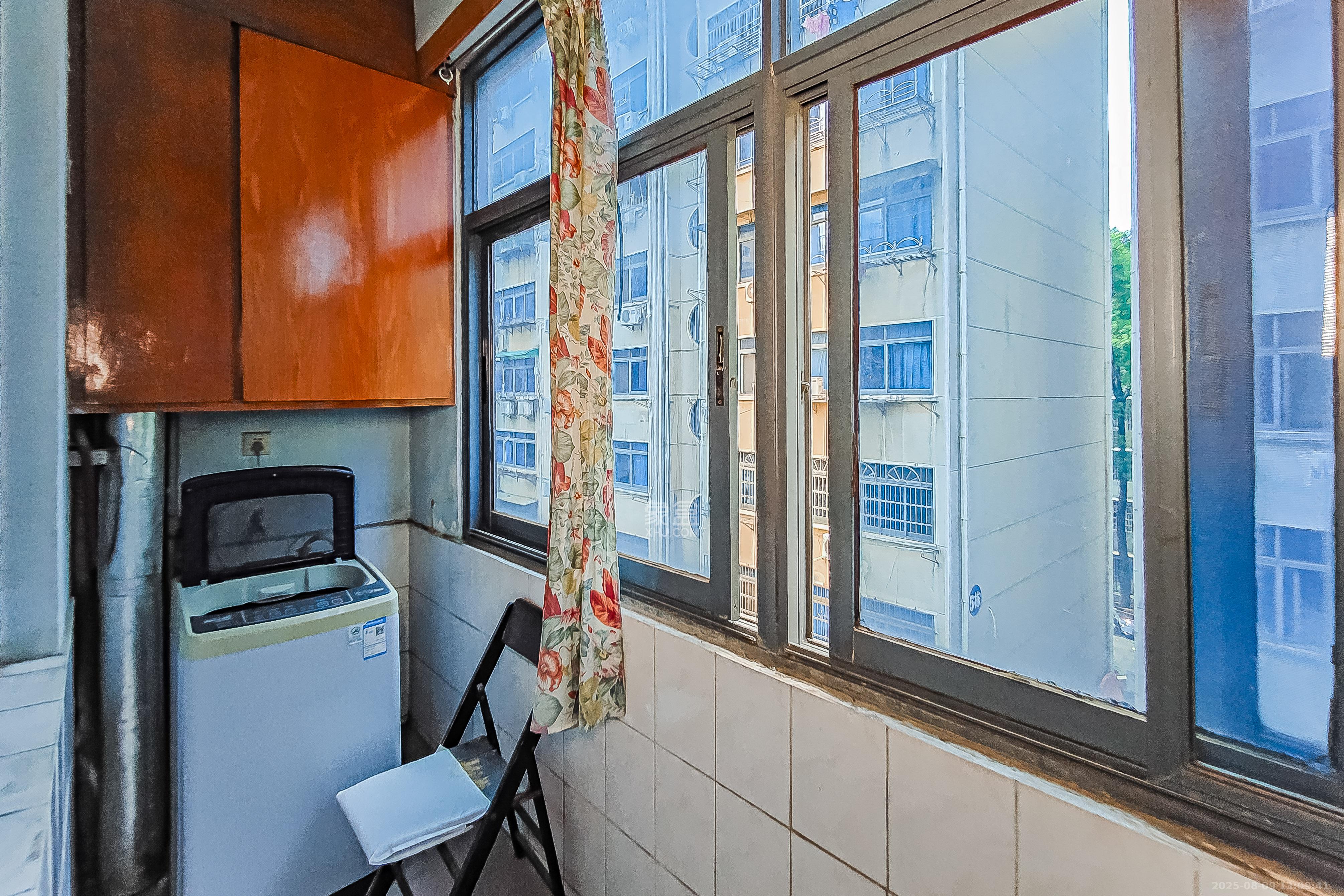 省地税局  3室2厅1卫    88.0万阳台