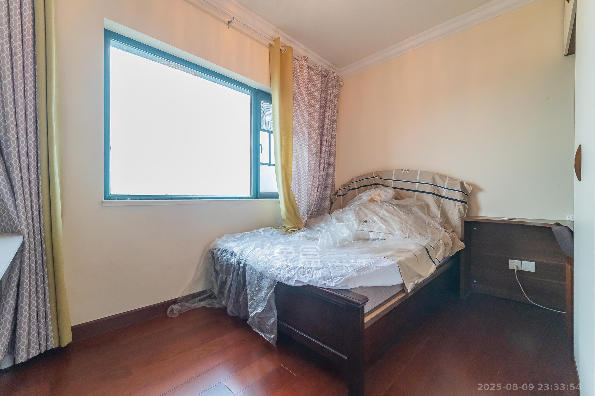 恒大翡翠华庭  3室2厅2卫    109.8万卧室