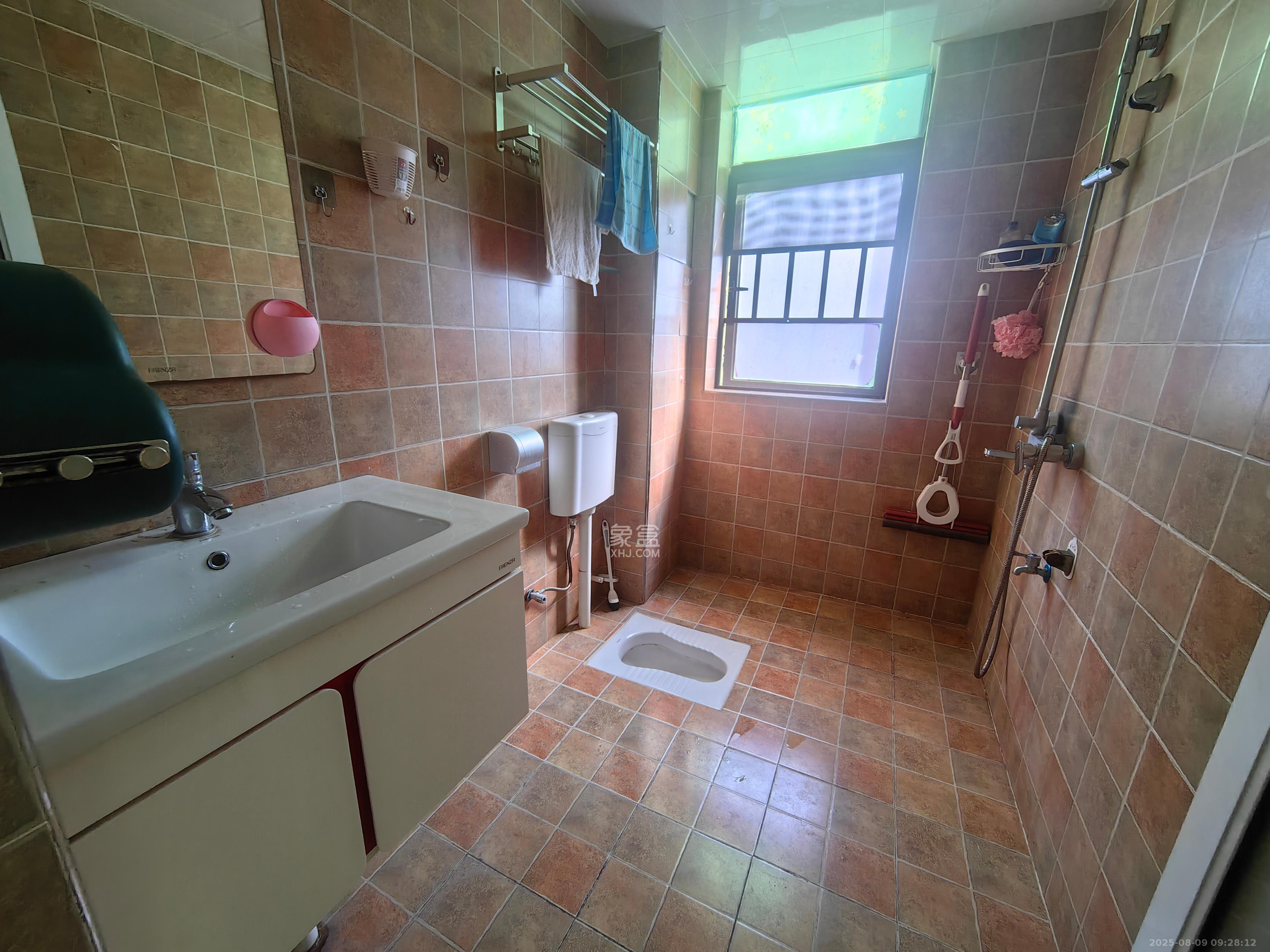 钱隆樽品(一、二、三期)  2室1厅1卫    2000.0元/月 钱隆樽品(一、二、三期)  2室1厅1卫    2000.0元/月