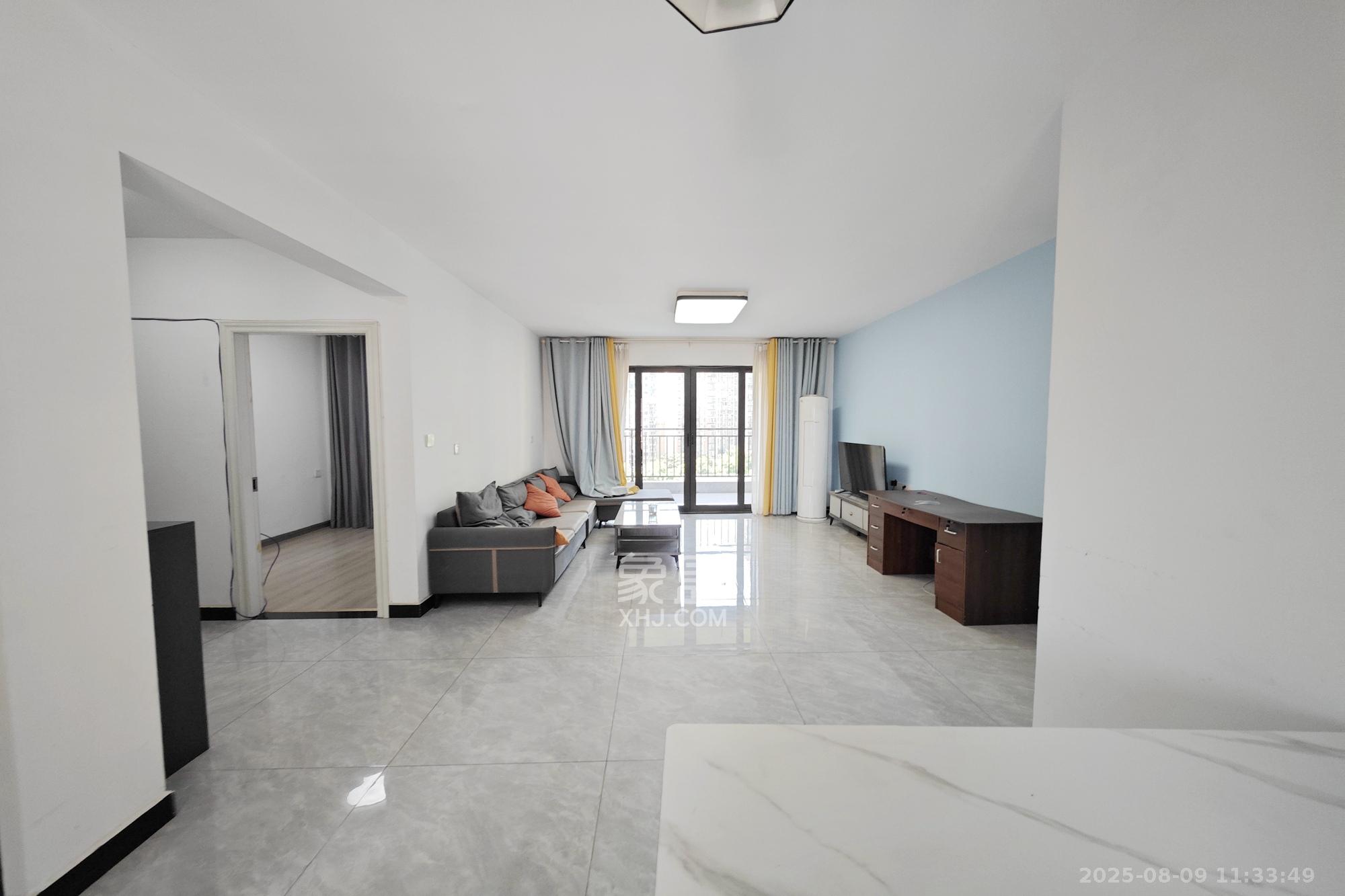 保利大都汇四期 5室2厅2卫 167.0万 保利大都汇四期 5室2厅2卫 167.0万客厅