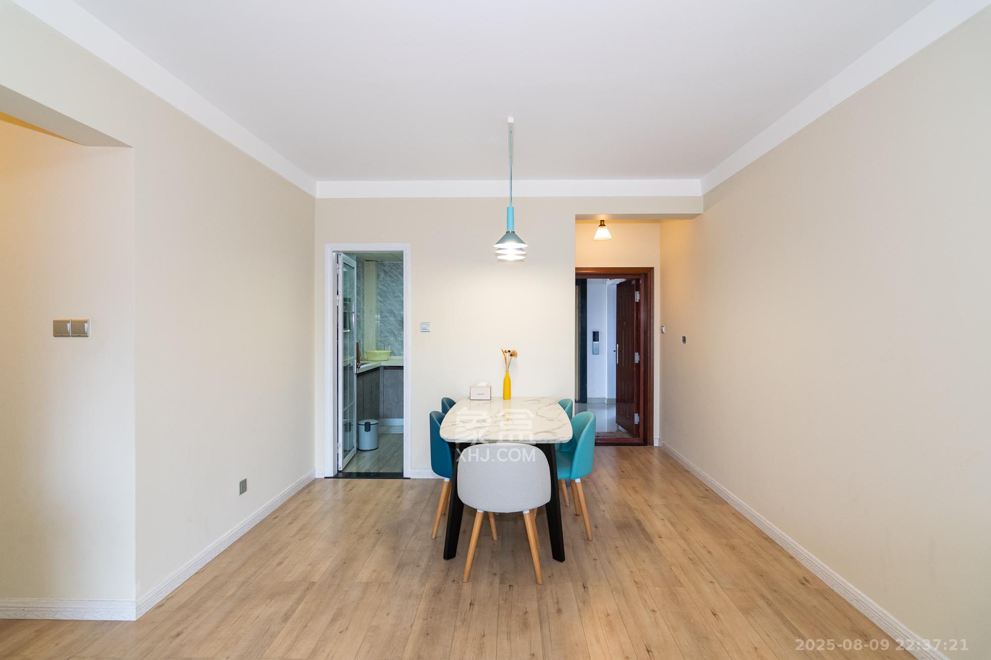 新城国际花都 3室2厅2卫 86.0万 新城国际花都 3室2厅2卫 86.0万客厅