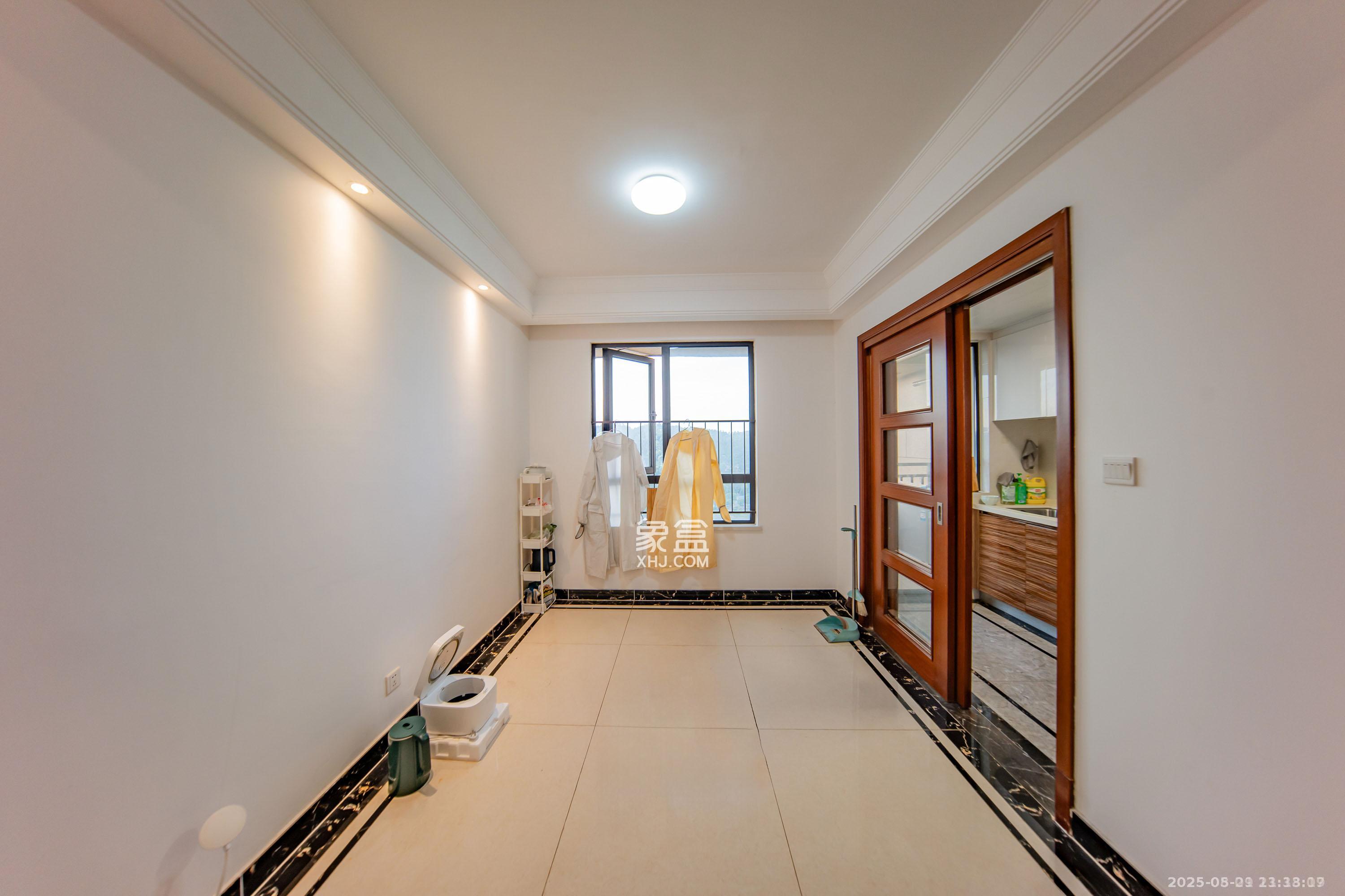 中海国际二期 3室2厅2卫 2100.0元/月 中海国际二期 3室2厅2卫 2100.0元/月室内图