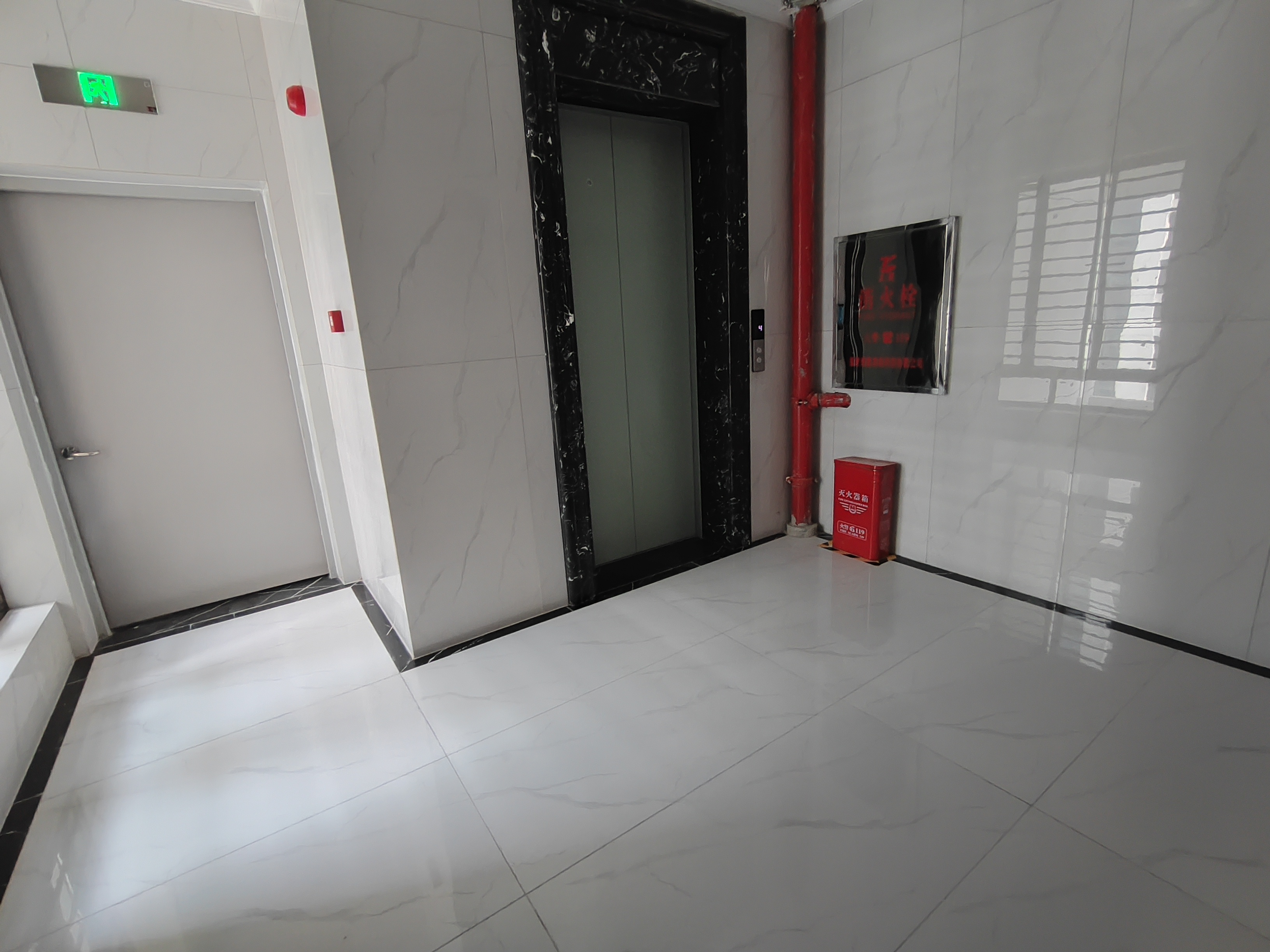 青春里-铂樾府 5室2厅2卫 98.0万 青春里-铂樾府 5室2厅2卫 98.0万客厅