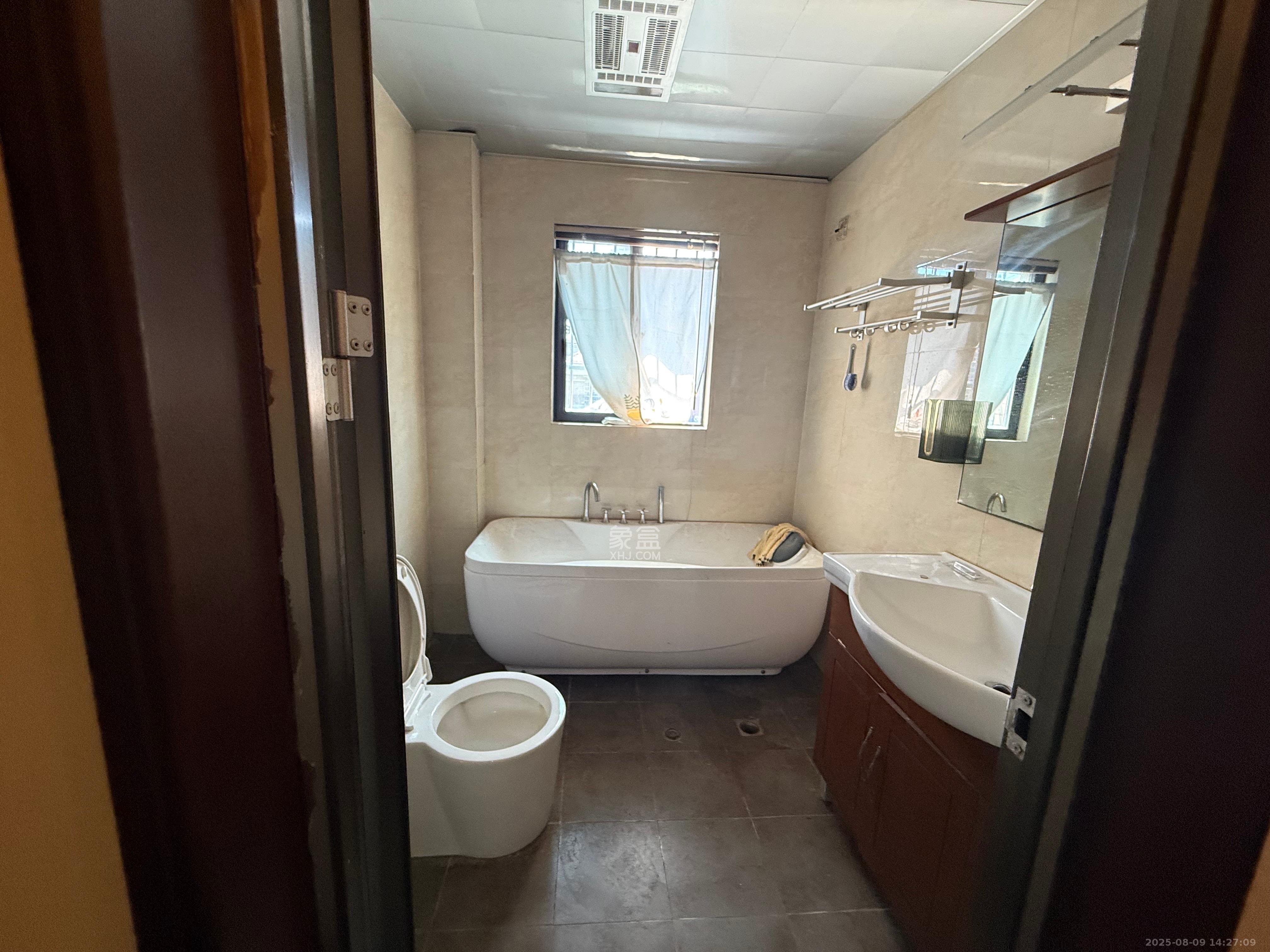 华润凤凰城一期  4室2厅2卫    2800.0元/月 华润凤凰城一期  4室2厅2卫    2800.0元/月室内图