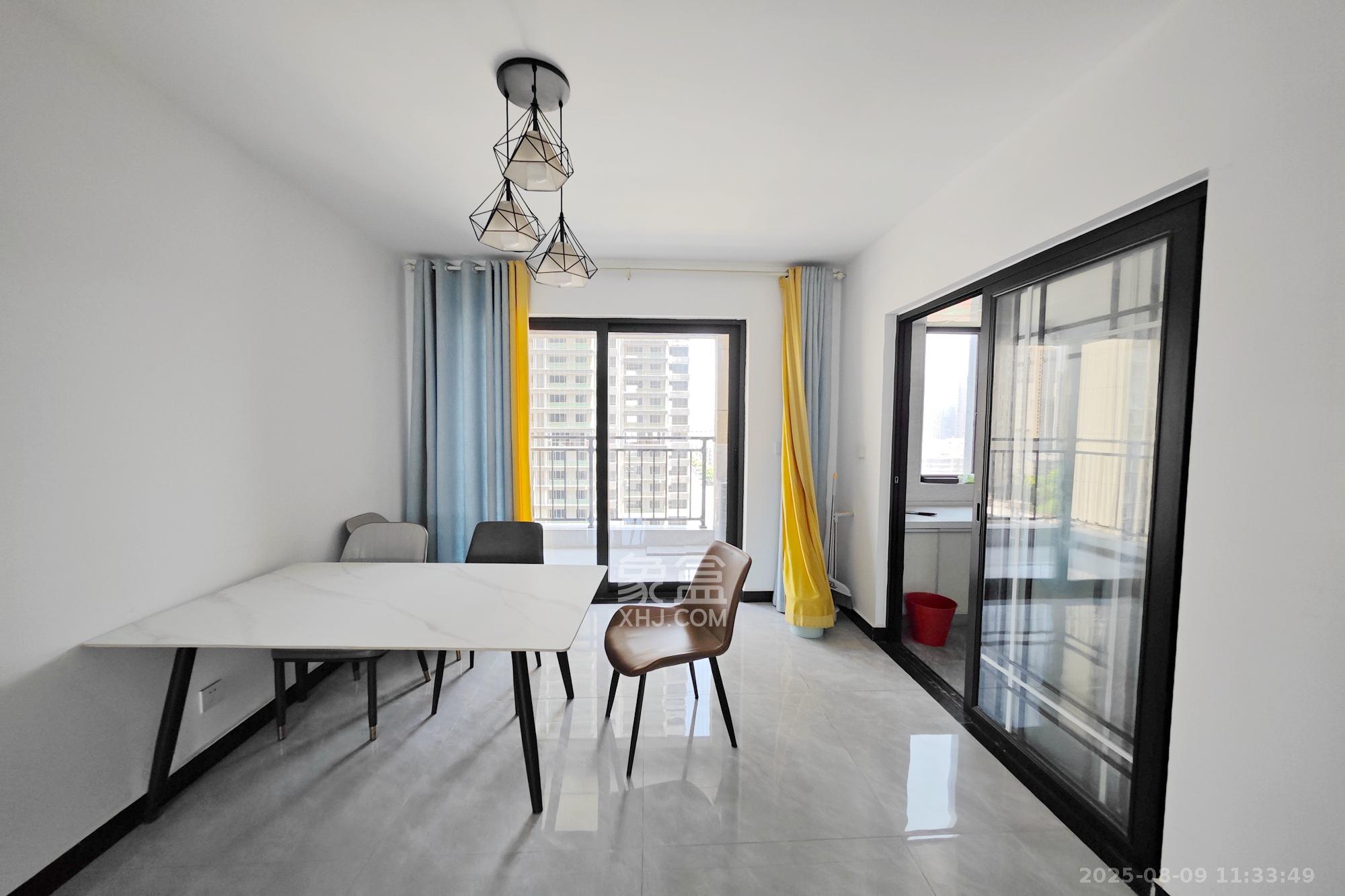 保利大都汇四期 5室2厅2卫 167.0万 保利大都汇四期 5室2厅2卫 167.0万客厅