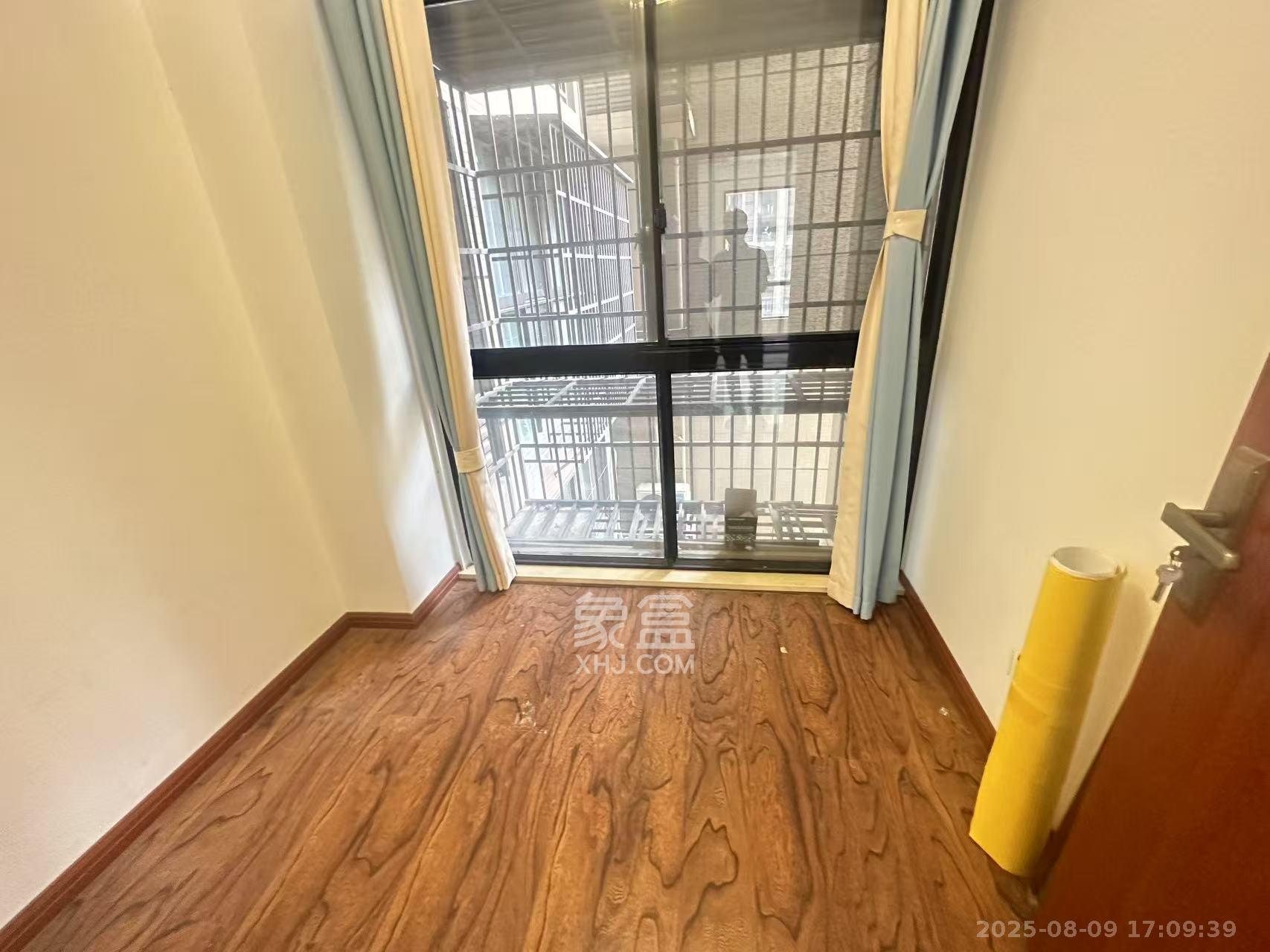 国泰九龙湾  4室2厅2卫    2400.0元/月 国泰九龙湾  4室2厅2卫    2400.0元/月室内图