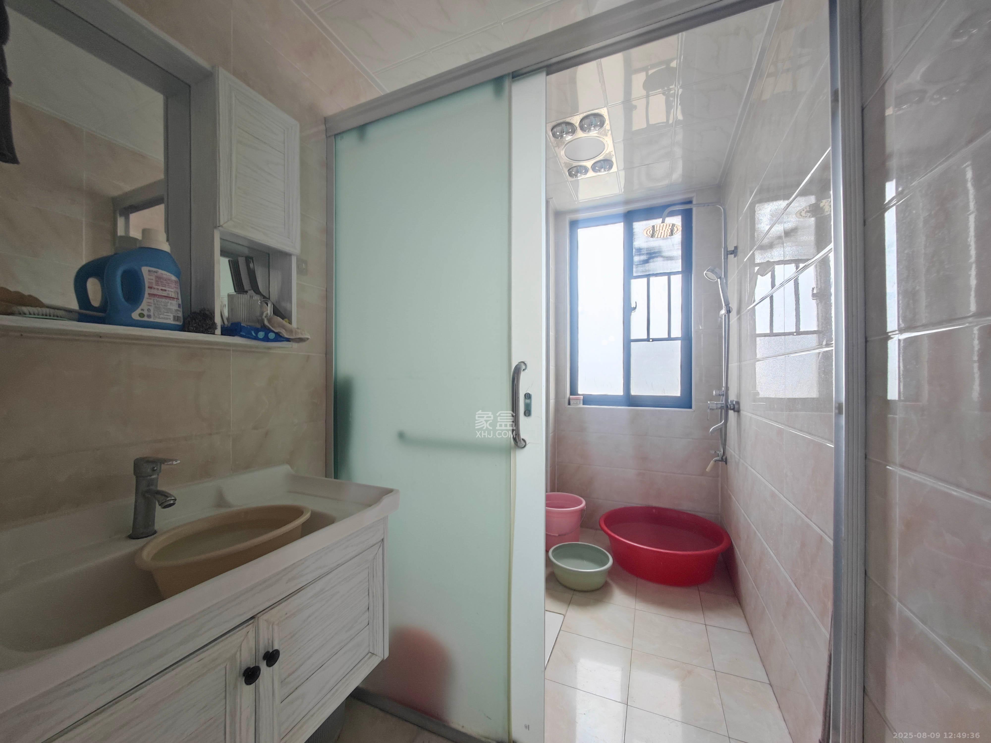 西湖鸿运佳苑 3室2厅2卫 71.8万 西湖鸿运佳苑 3室2厅2卫 71.8万卫生间