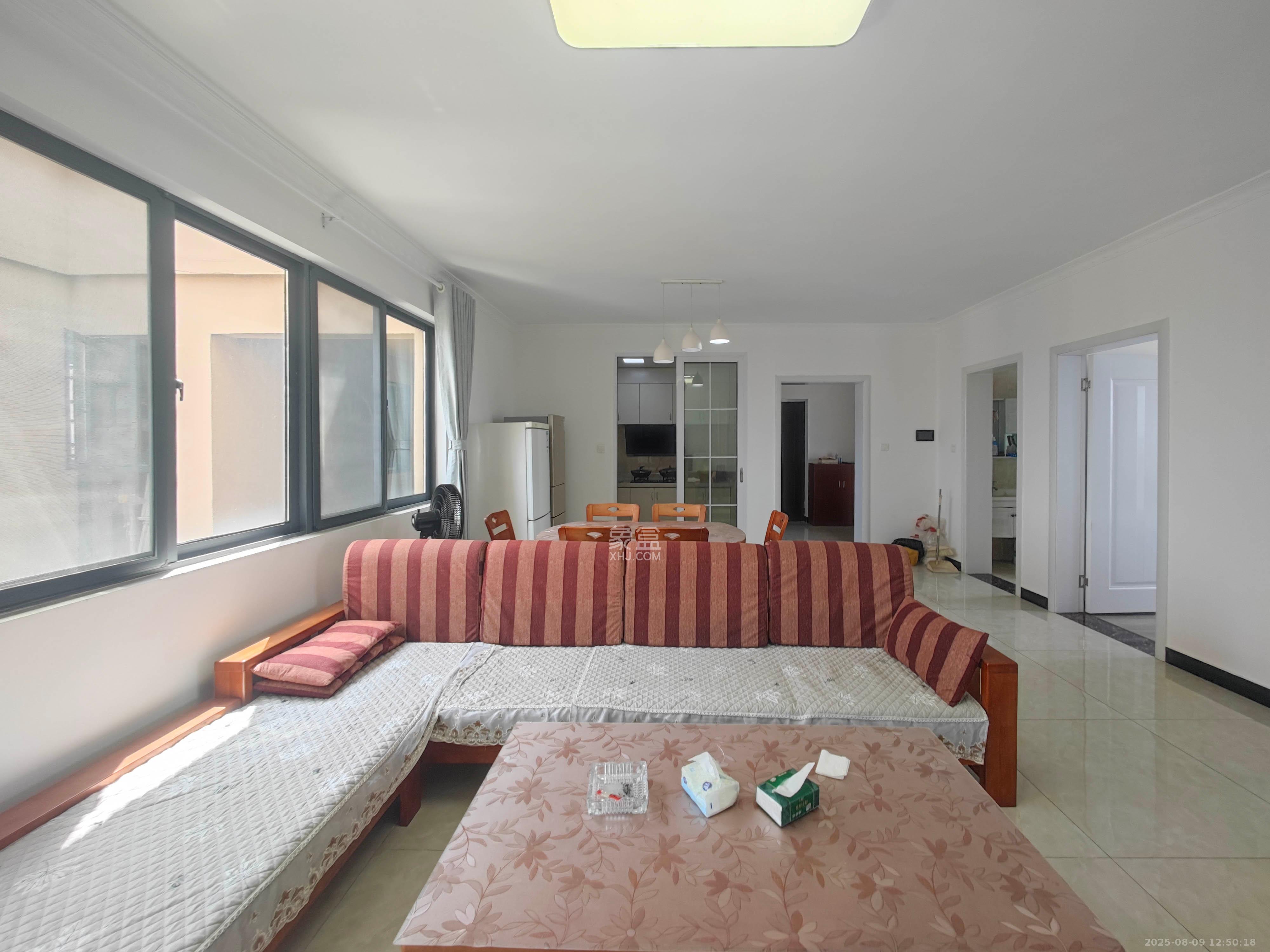 西湖鸿运佳苑 3室2厅2卫 71.8万 西湖鸿运佳苑 3室2厅2卫 71.8万客厅