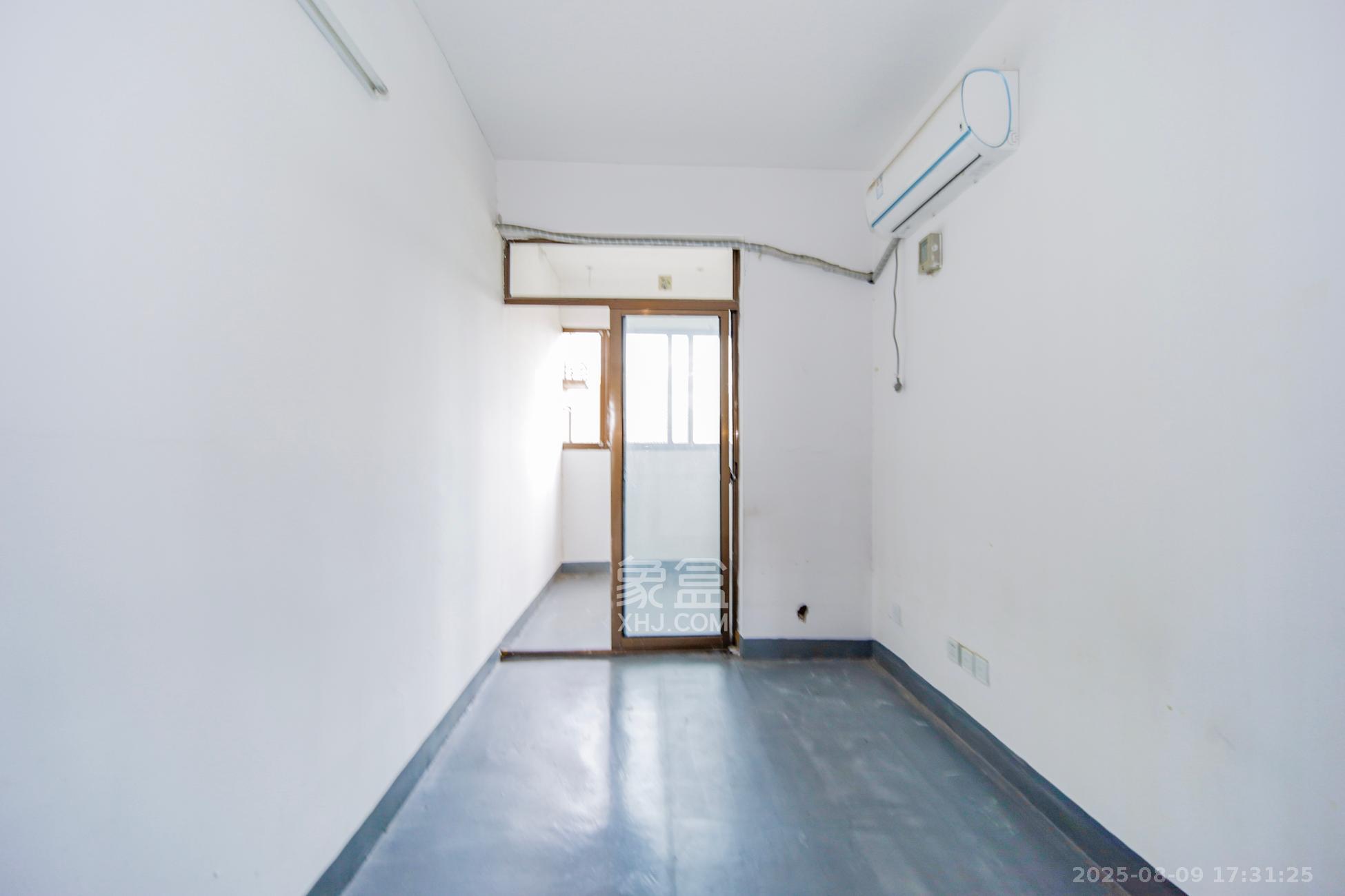 香樟鑫都  3室2厅2卫    125.0万卧室