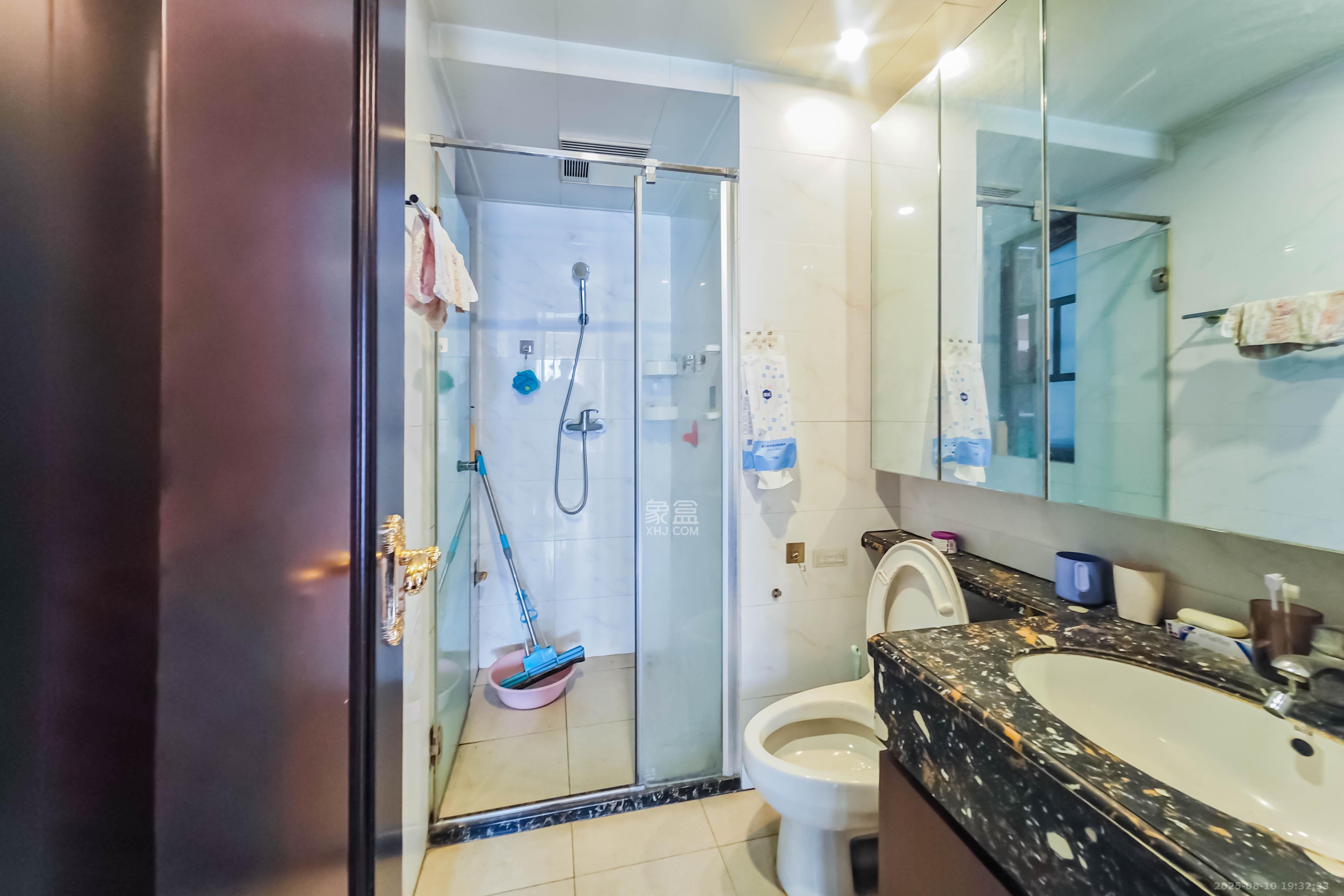 恒大国际广场  2室1厅1卫    63.0万卫生间