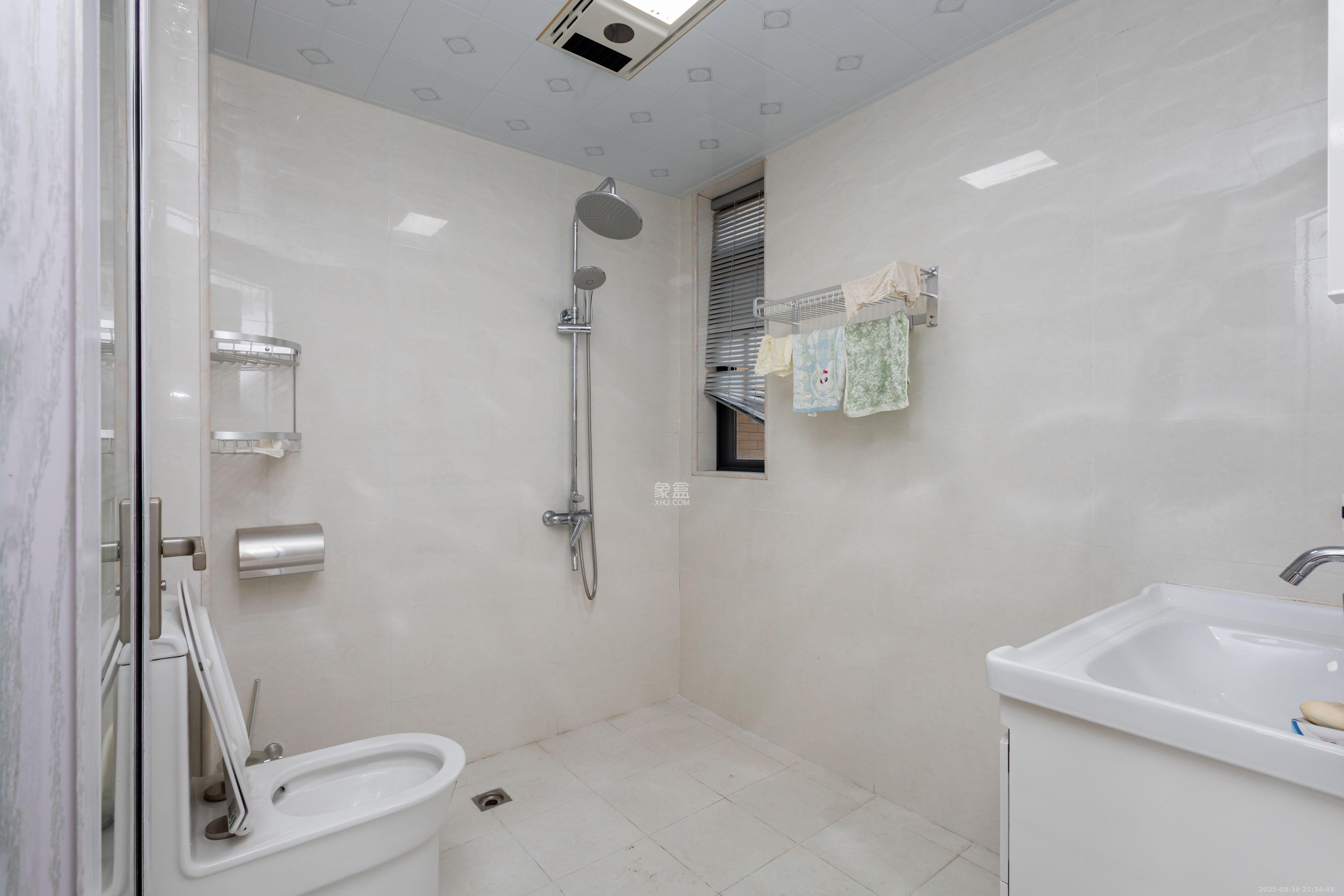 中国铁建国际城二期  4室2厅2卫    89.8万卫生间