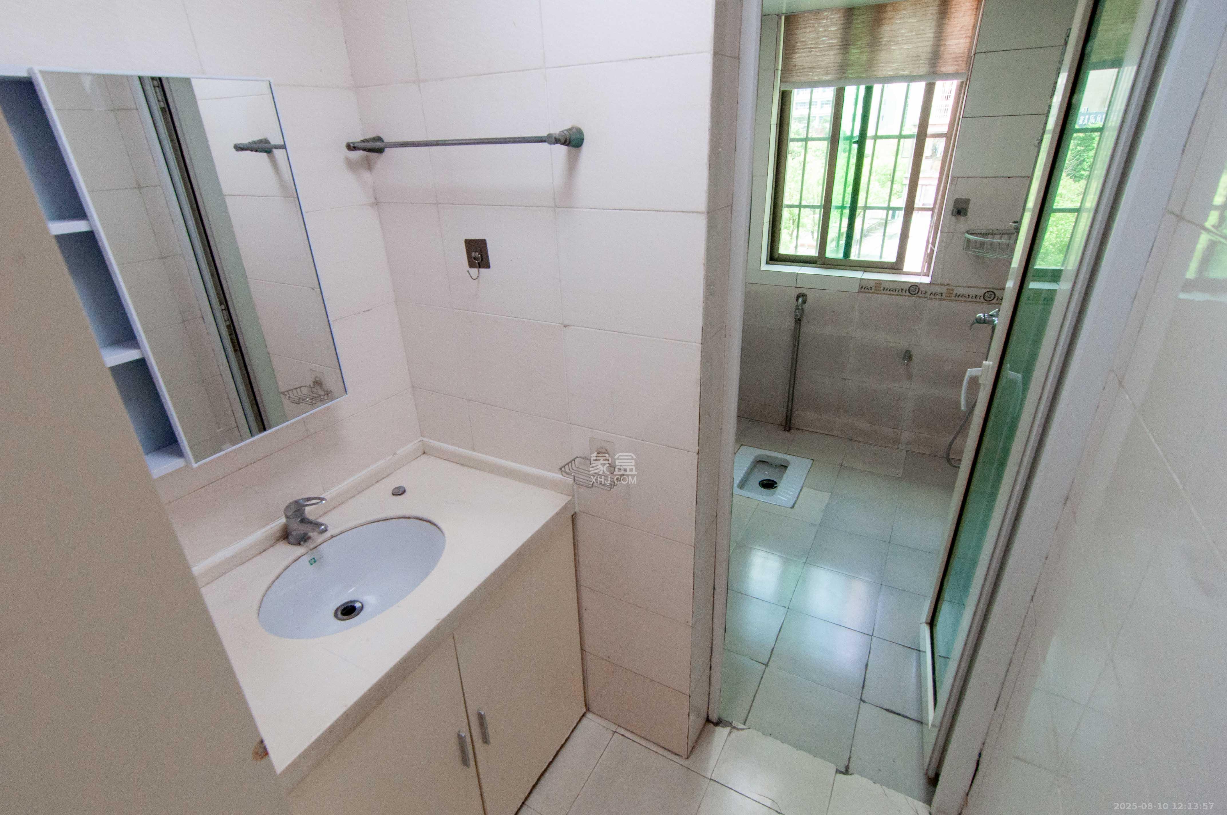 麓谷加州阳光  3室2厅2卫    89.0万卫生间